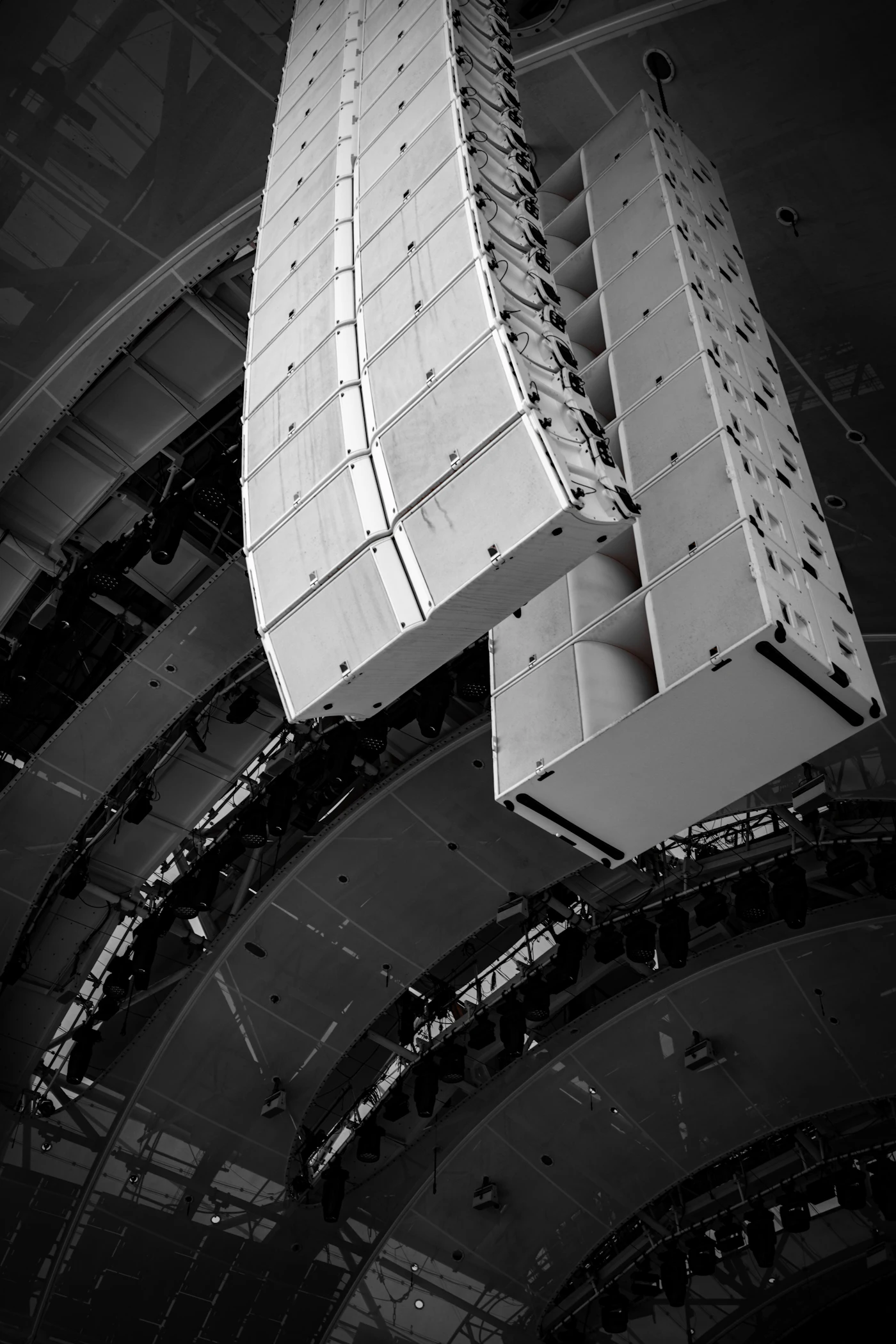 Sistemas de colunas line array suspensos