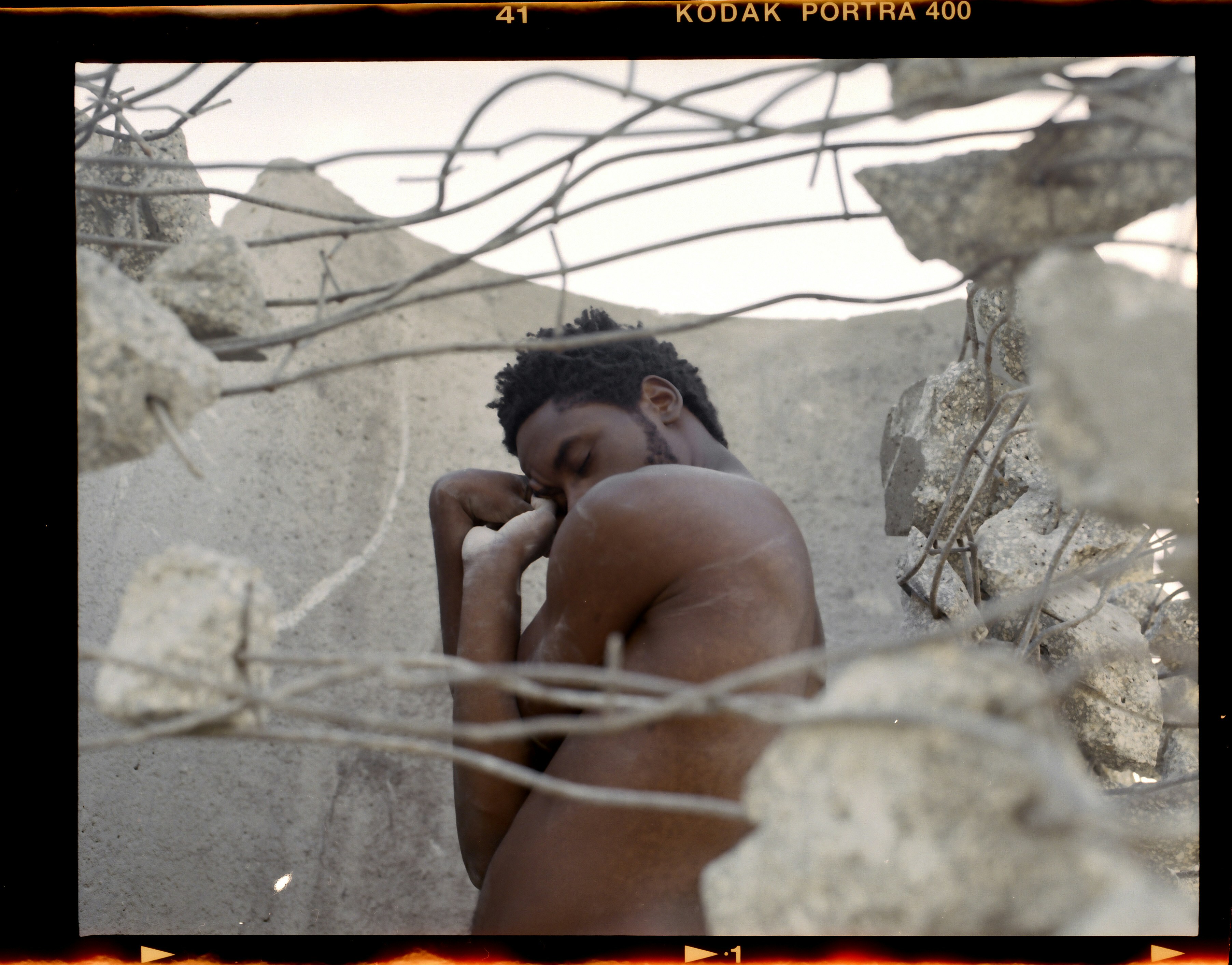 Mann ruht zwischen Trümmern und Trümmern