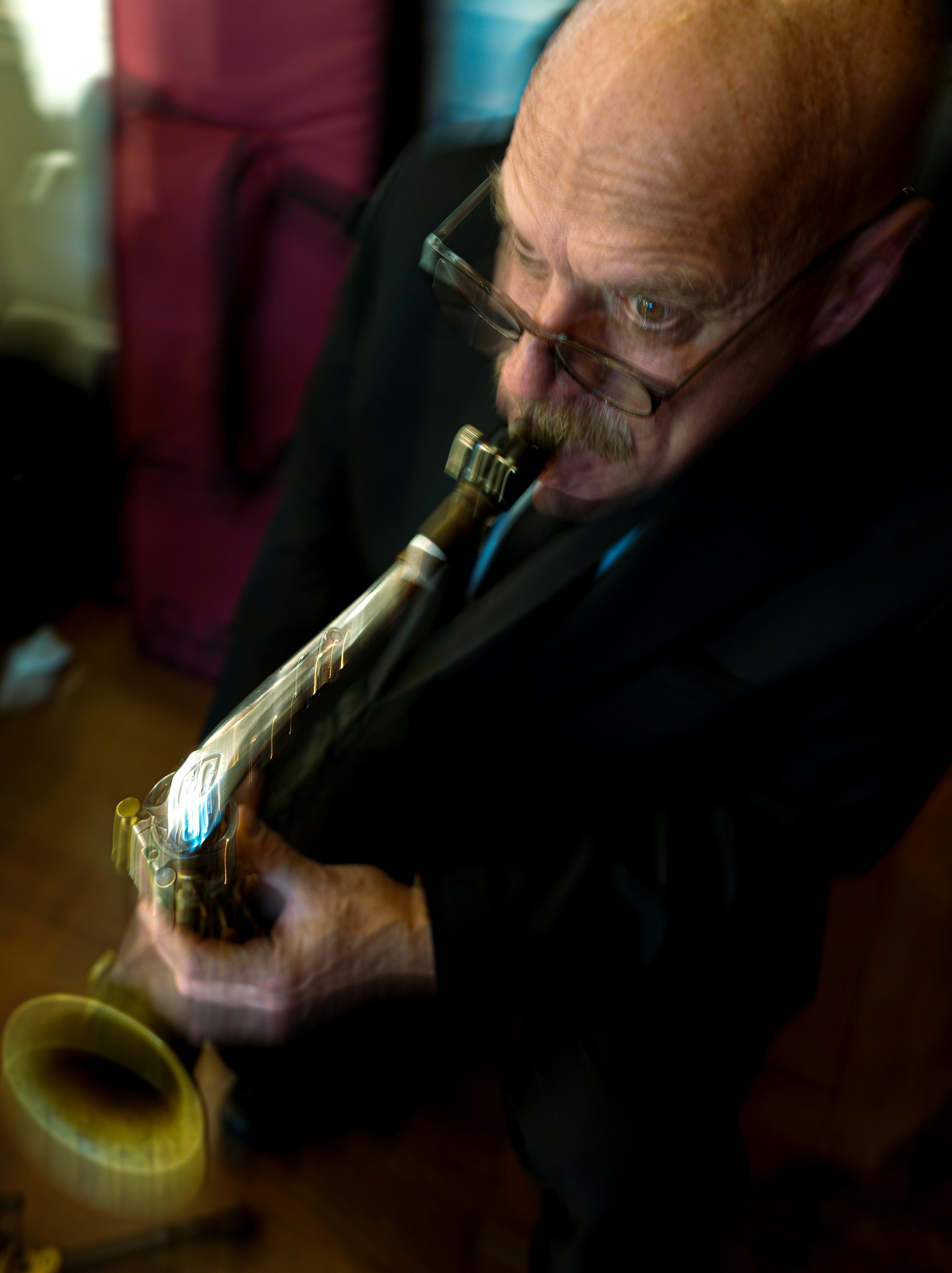 Mann spielt Saxophon mit Bewegungsunschärfe