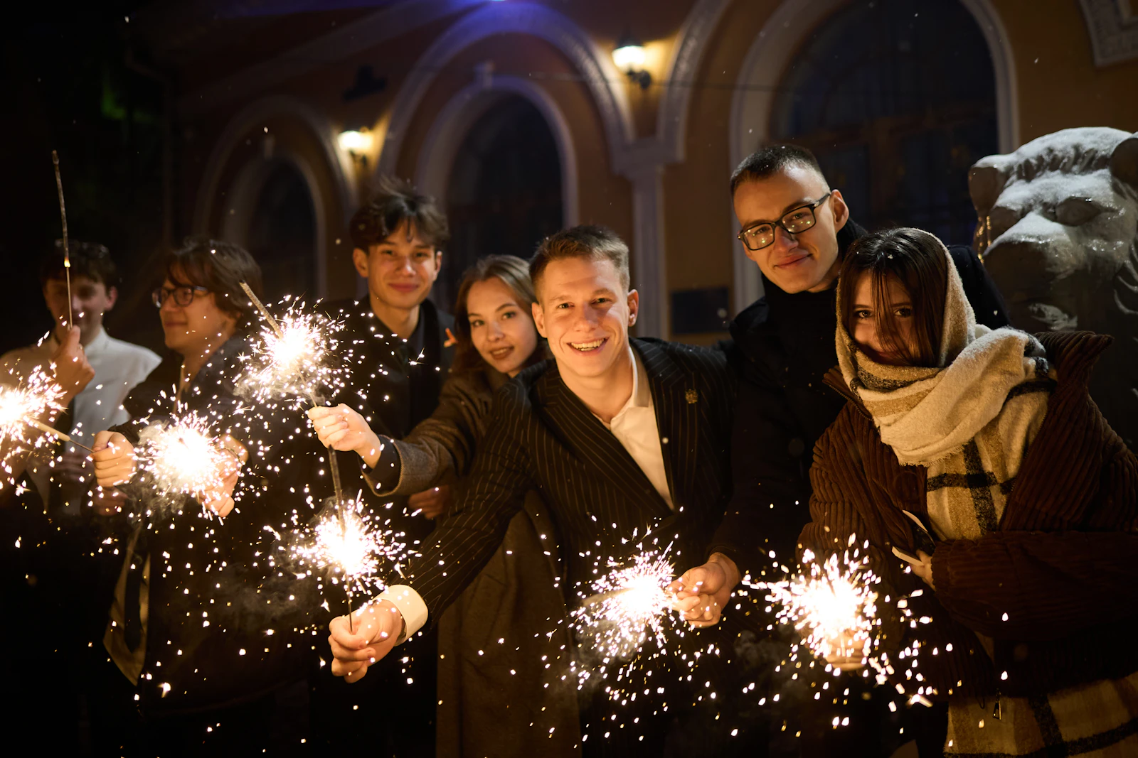 Freunde feiern mit Wunderkerzen als Symbol für einen rauchfreien Jahreswechsel