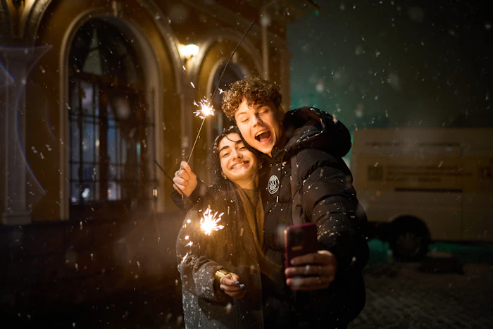 Una pareja se saca una selfie con bengalas