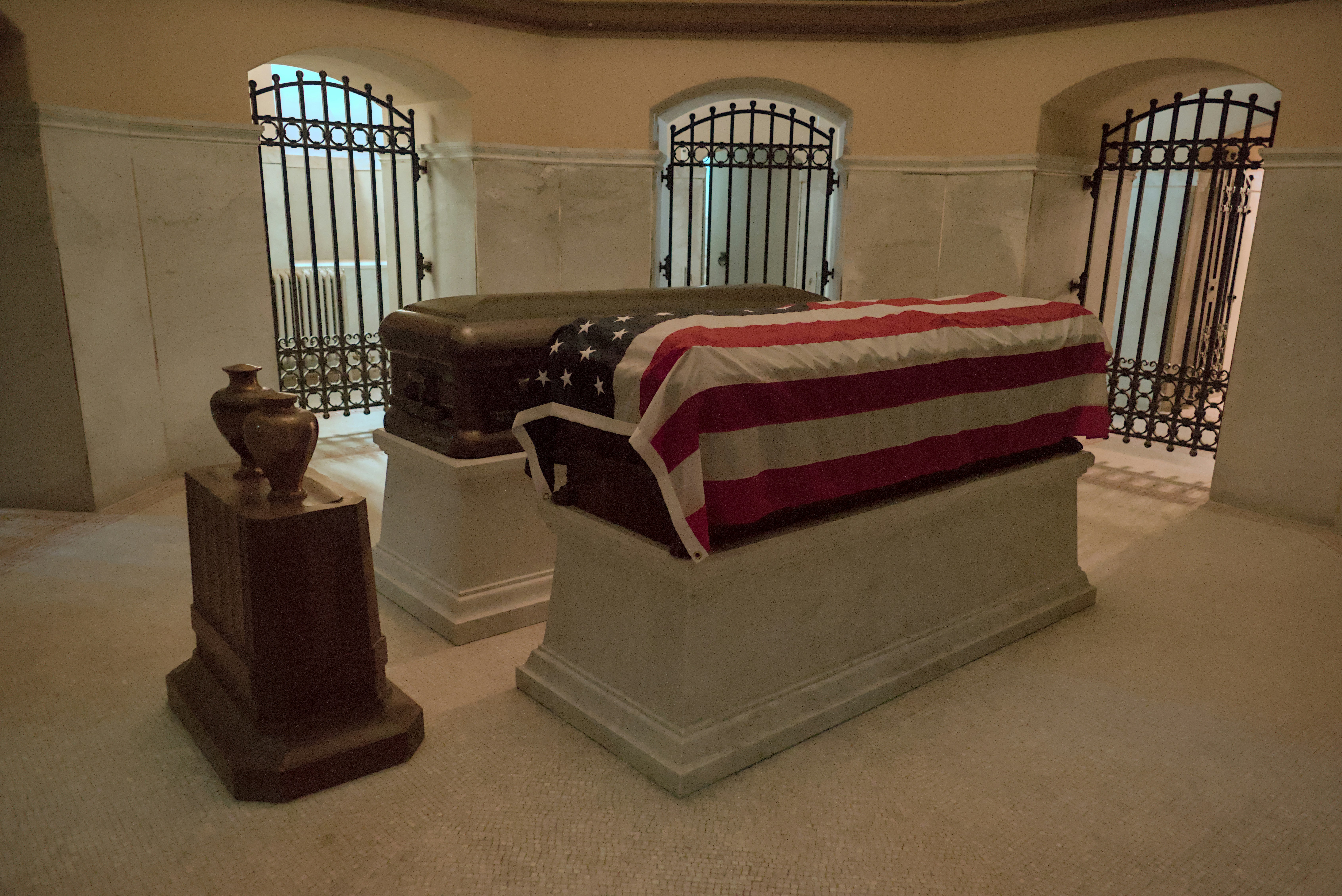 Remembrance, memorial, legacy, honor, ilustrasi artikel Keeping Their Light Alive: 5 Meaningful Ways to Honor Loved Ones Who Have Passed 1