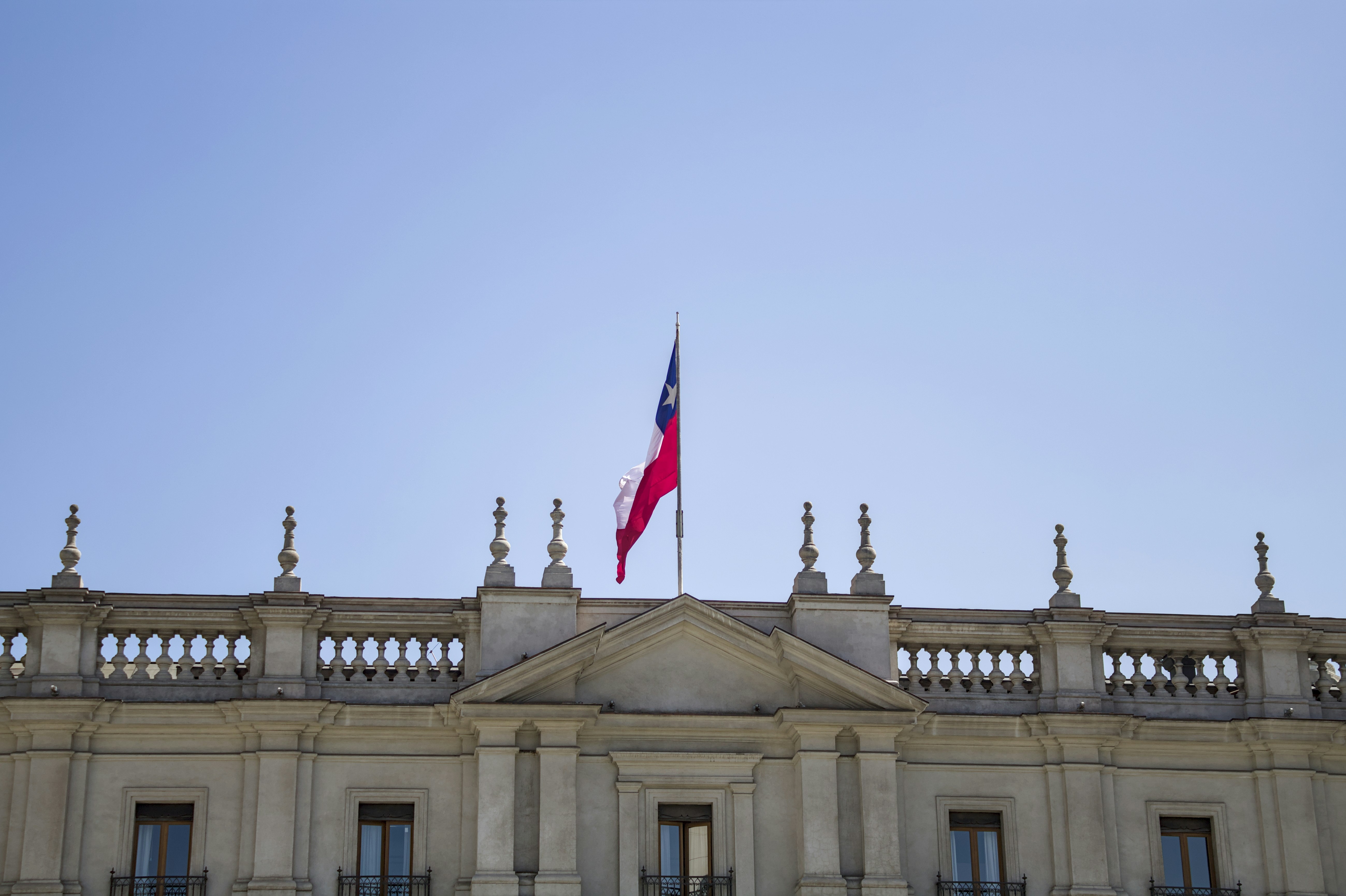 Bandera chilena ondeando sobre un edificio histórico