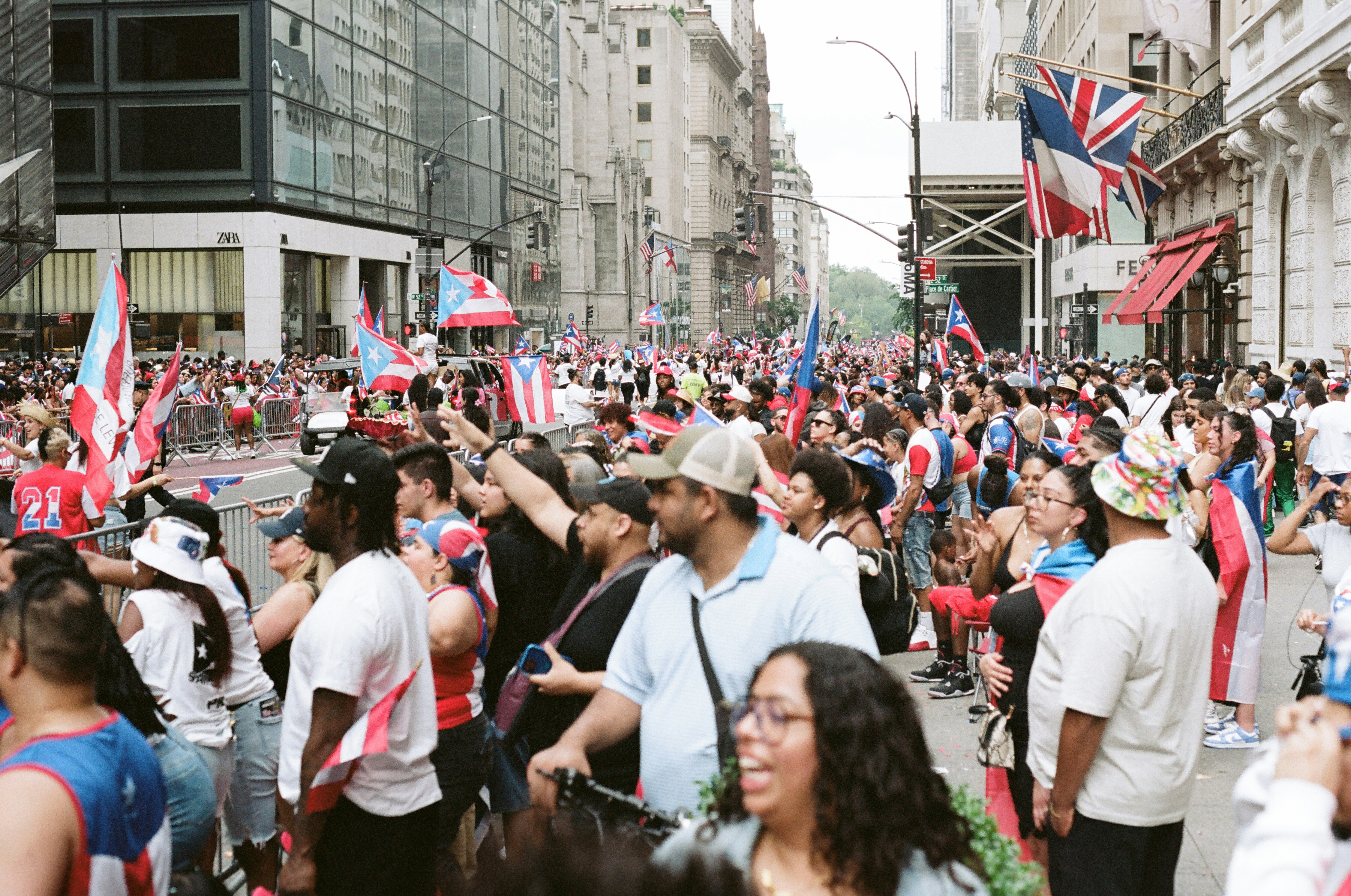 Multitud con banderas celebrando en una calle de la ciudad