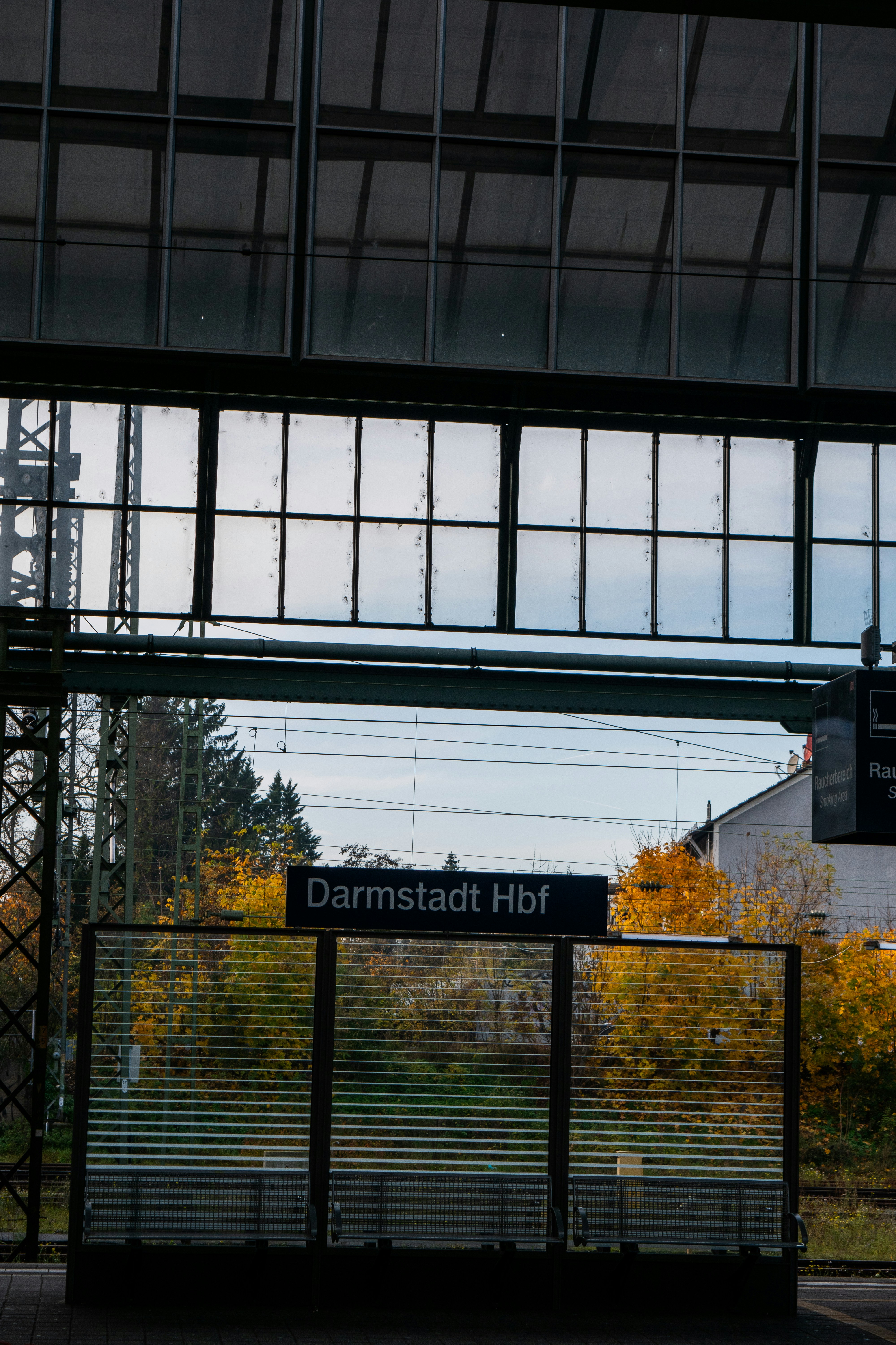 Bahnhof Darmstadt hbf mit Herbstbäumen