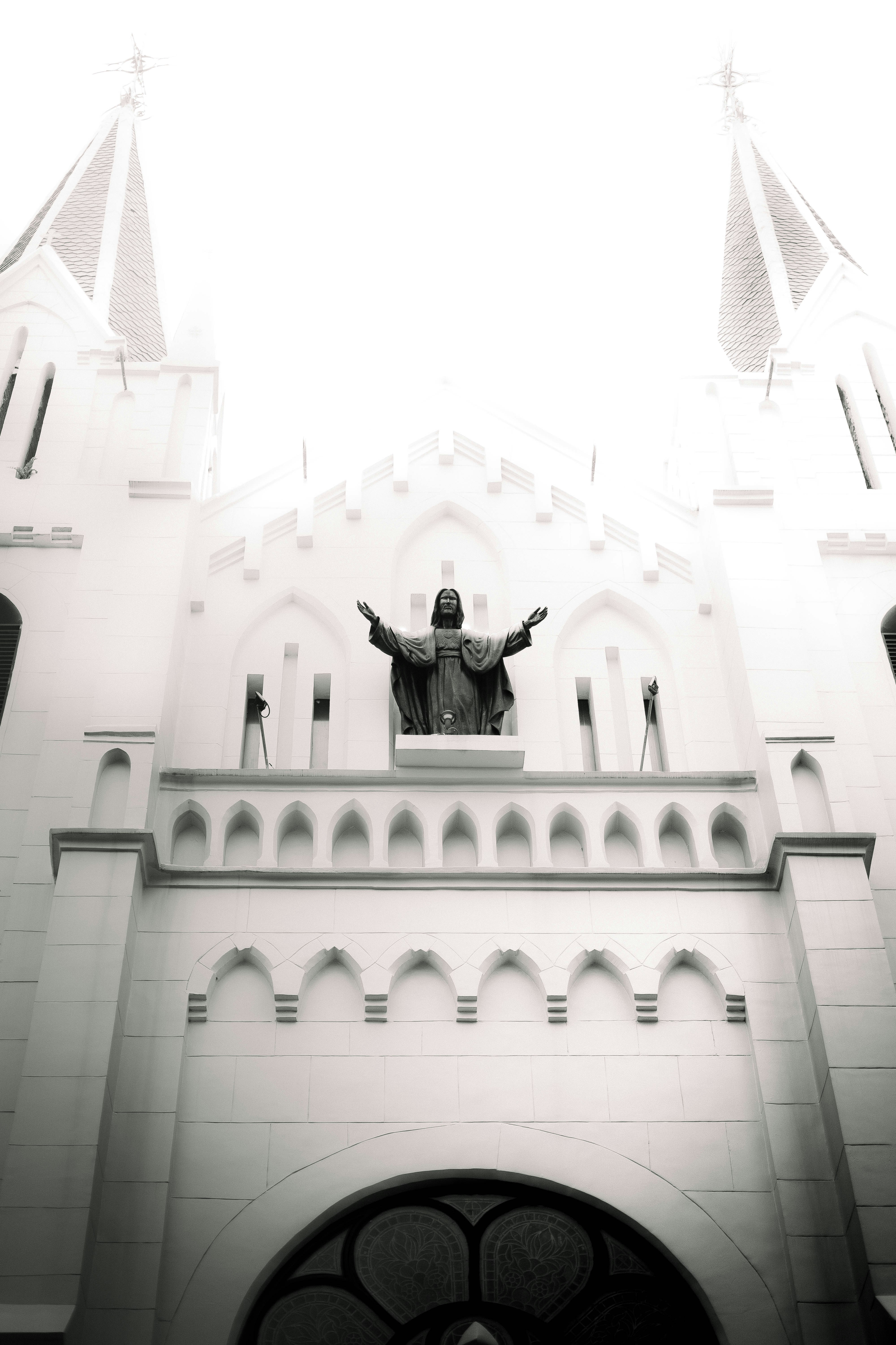 A statue of jesus christ on a white church