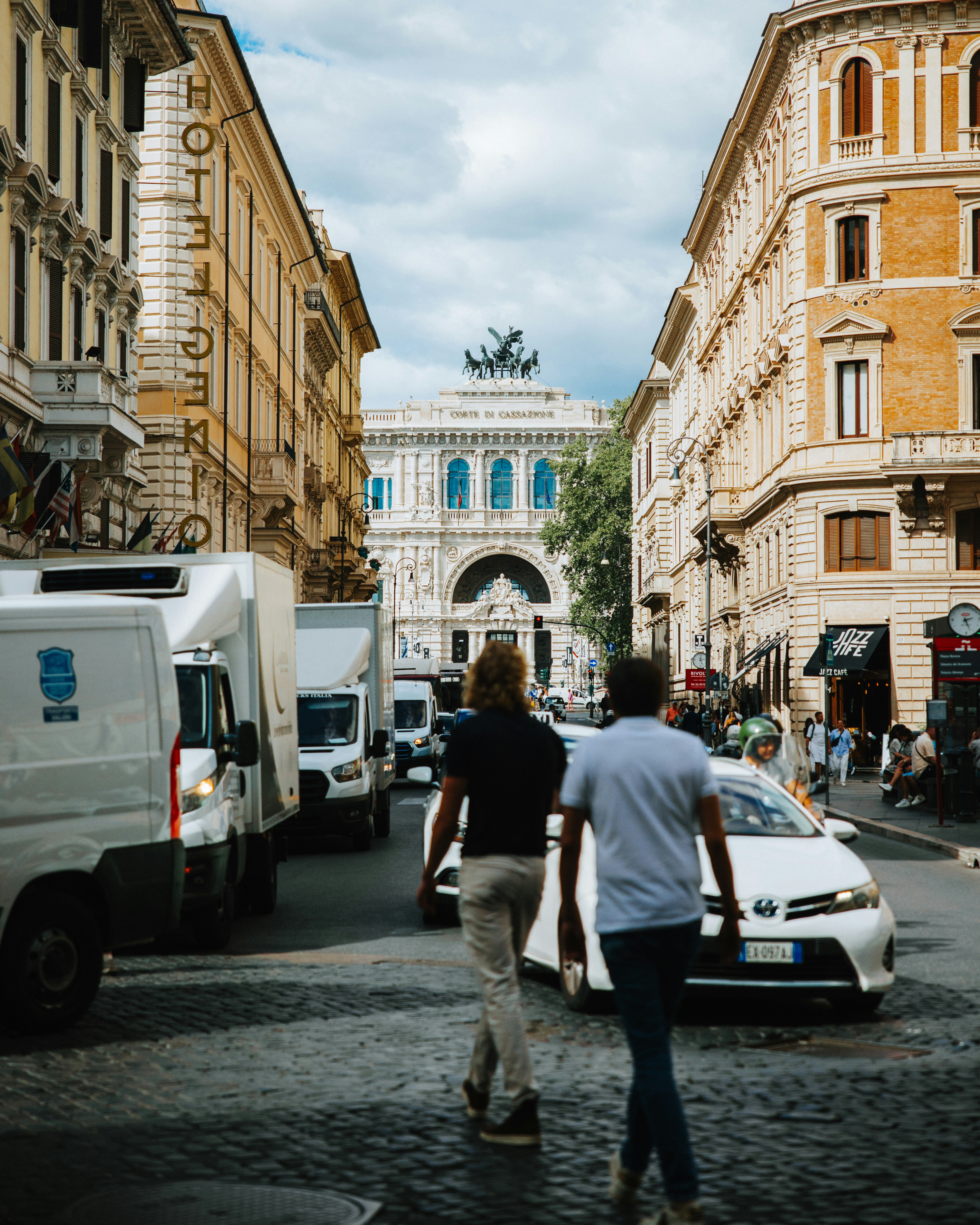 Deux personnes marchent dans une rue animée de Rome.