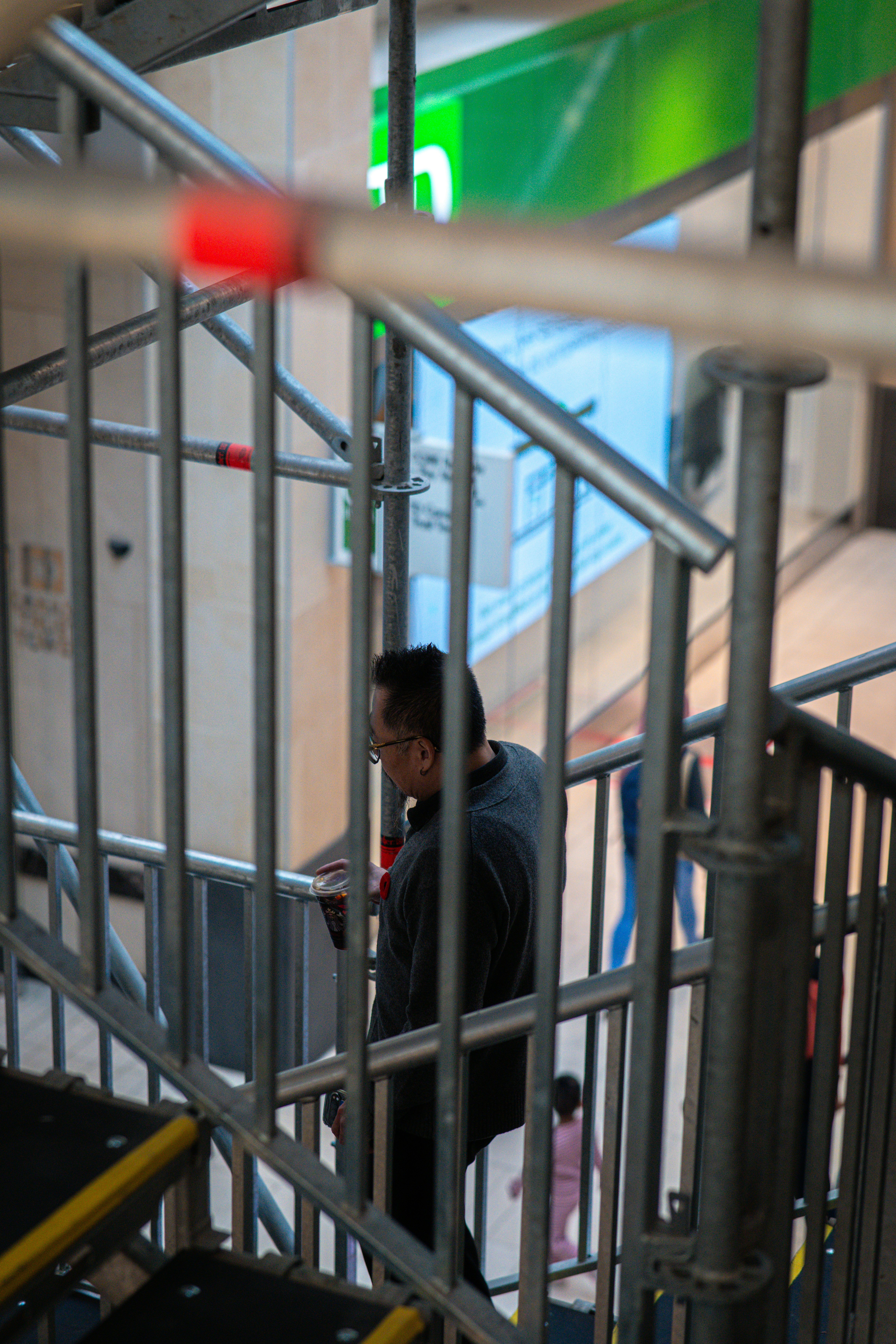 Mann auf der Treppe hinter Gerüst im Gebäude