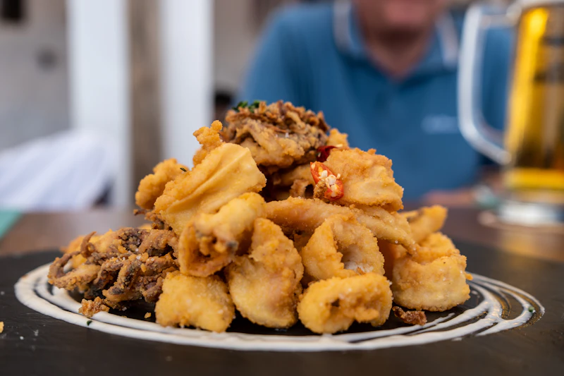 Ración de calamares fritos, pescaíto frito gaditano