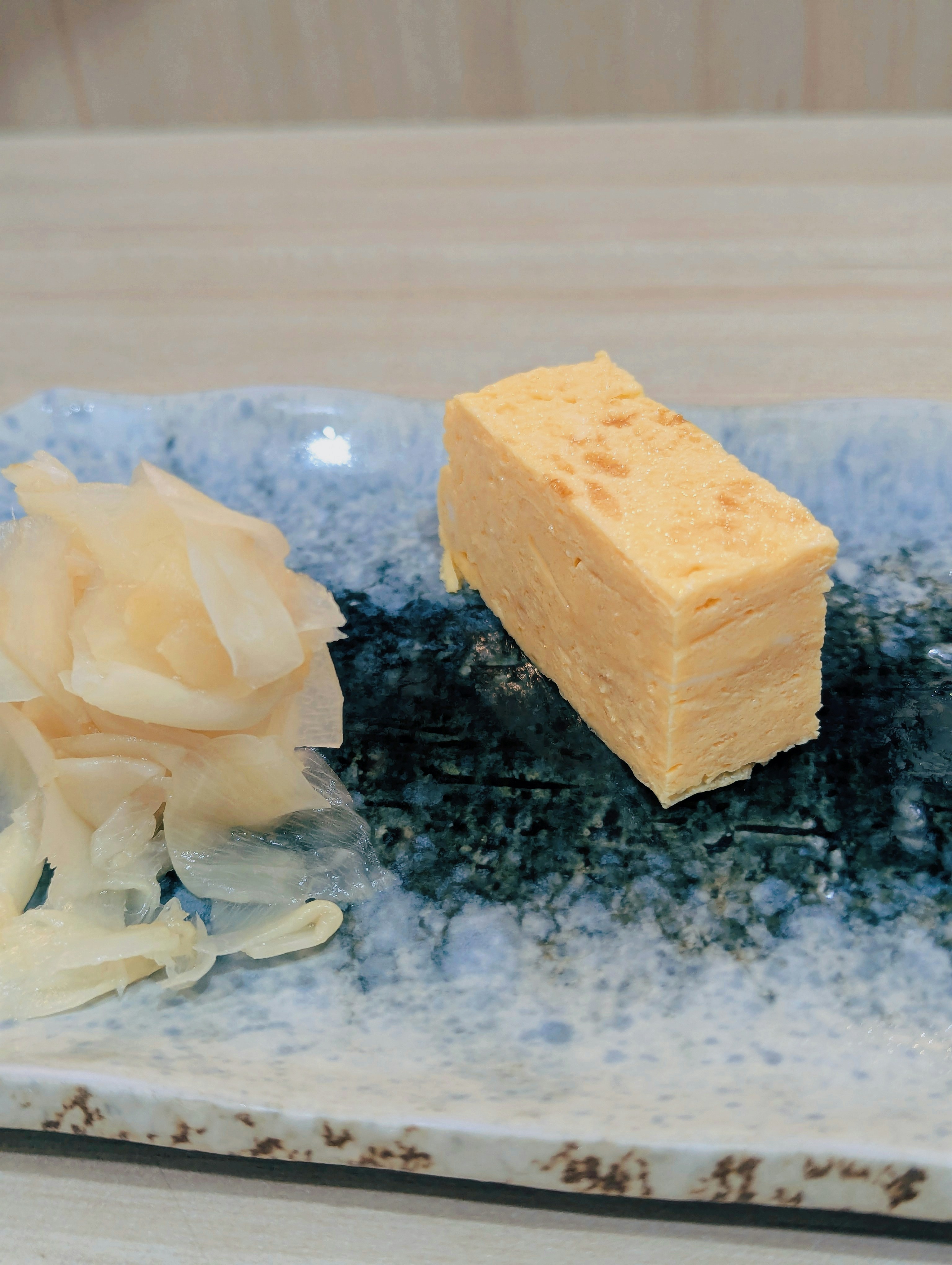 Tamagoyaki e zenzero sottaceto su un piatto