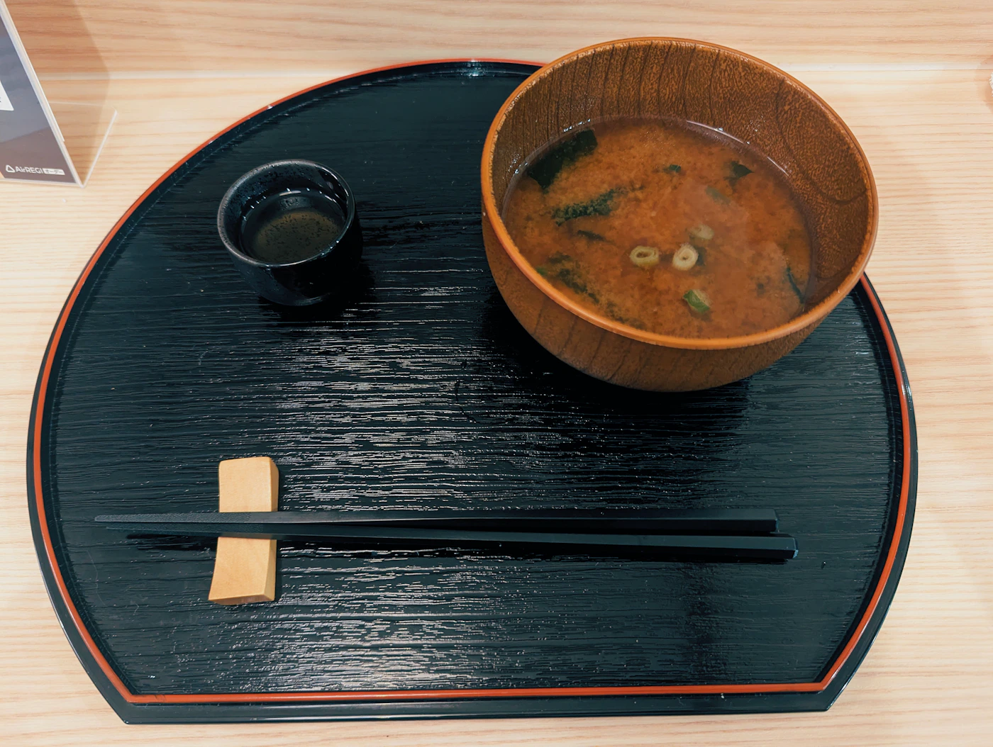 味噌汁とお茶を添えた日本の食卓
