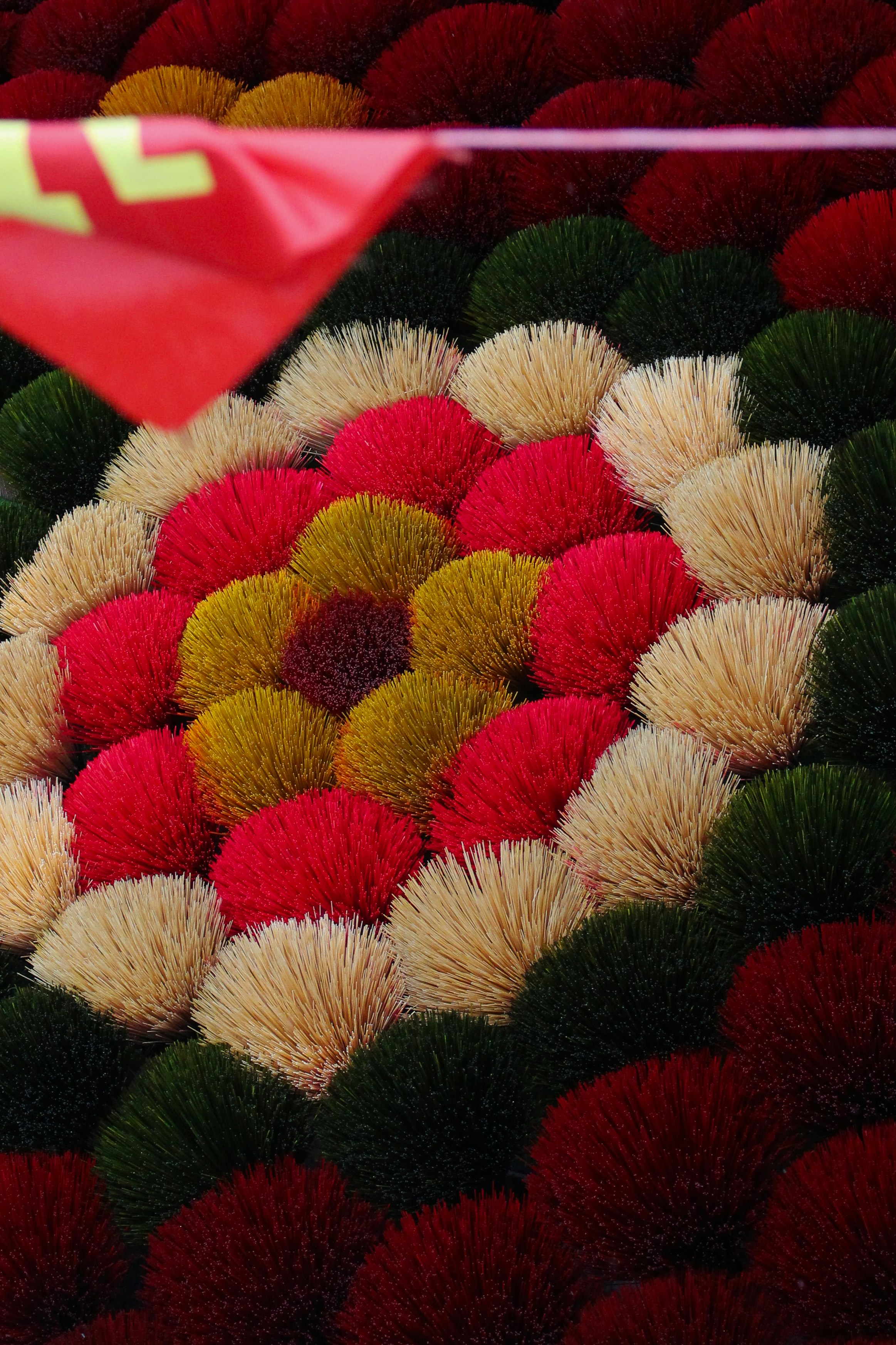 Bunte Räucherstäbchen, in einem kreisförmigen Muster angeordnet.