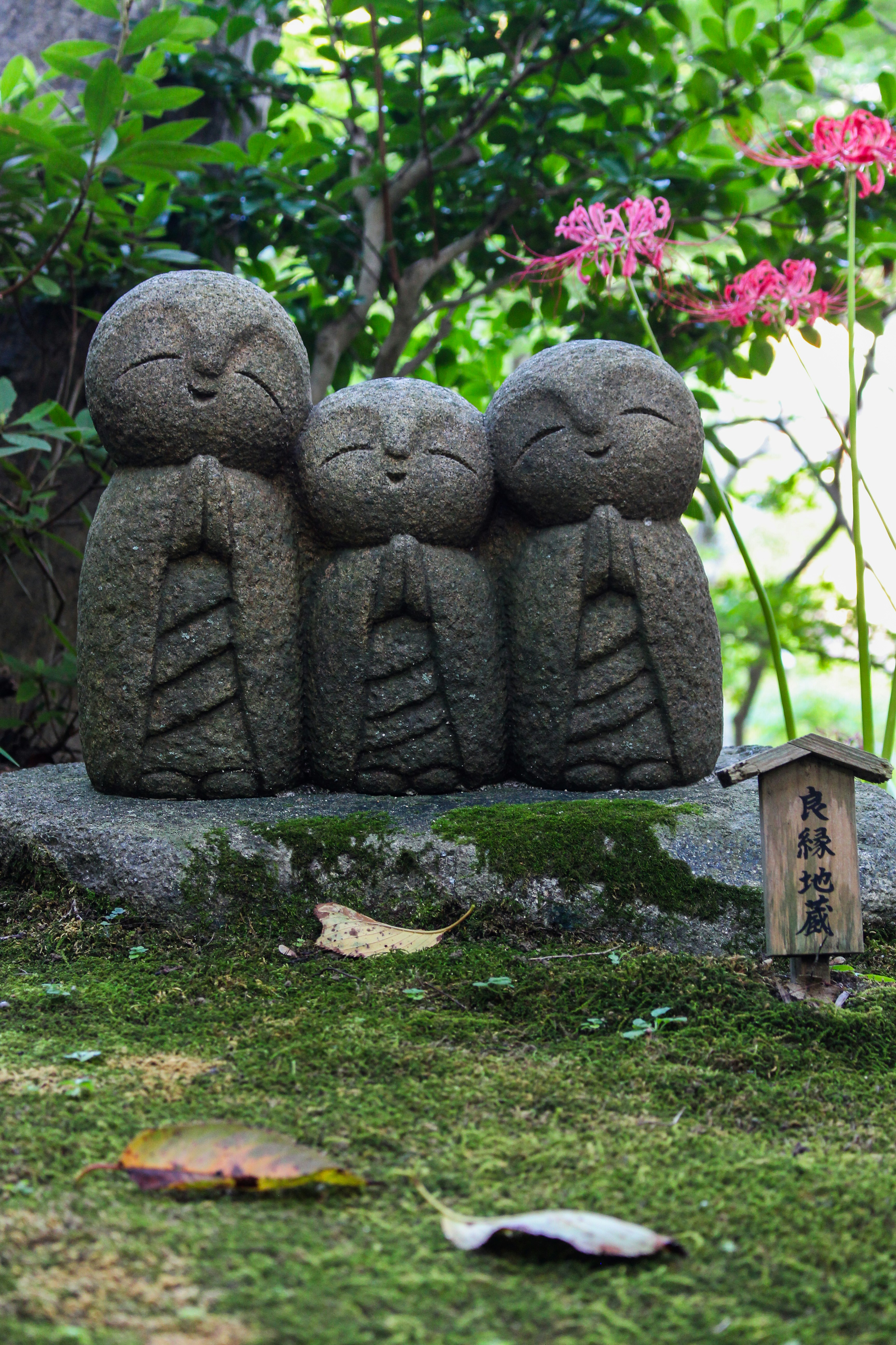 畑の片隅に佇むお地蔵さま