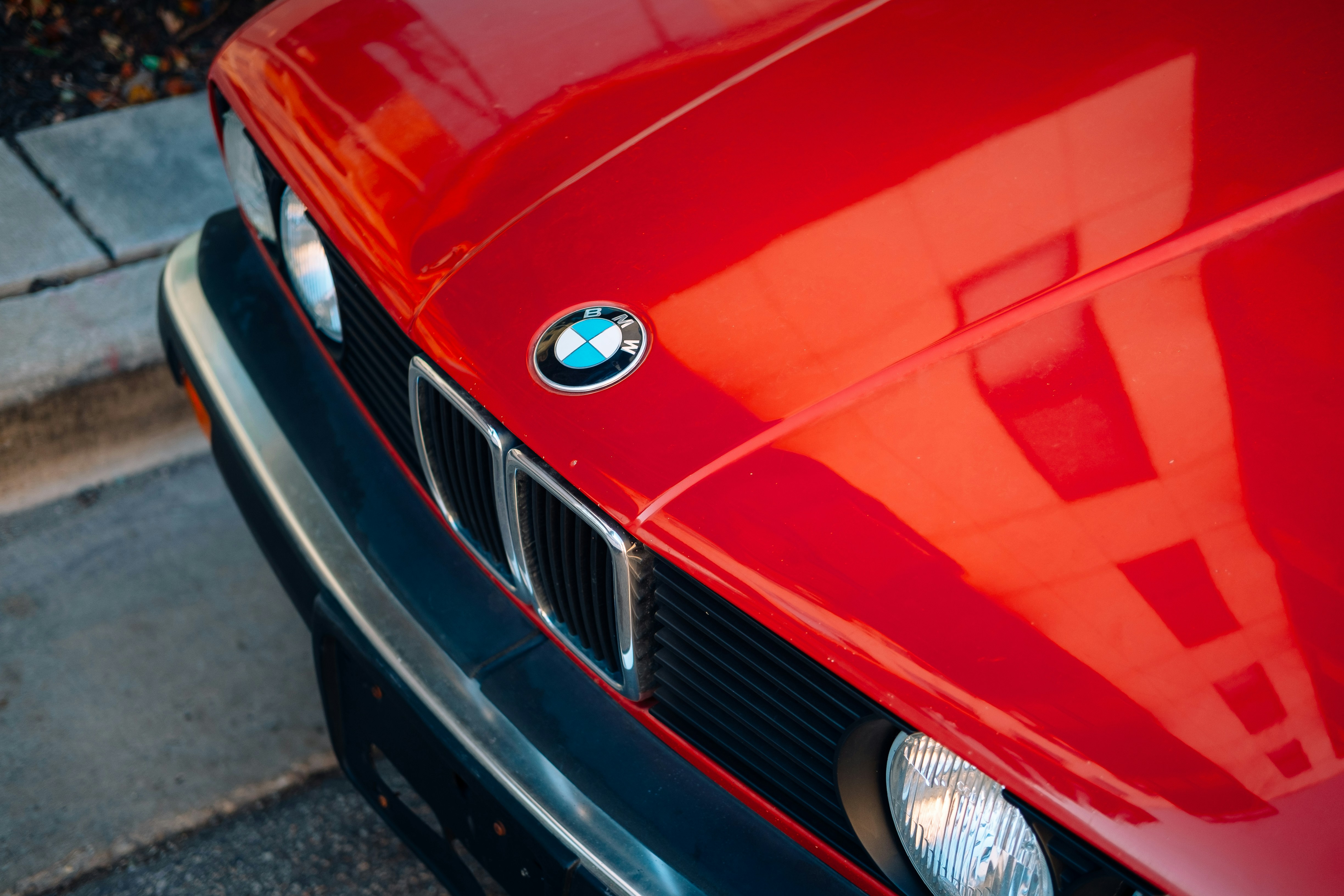 赤いヴィンテージBMWカーボンネットのディテール