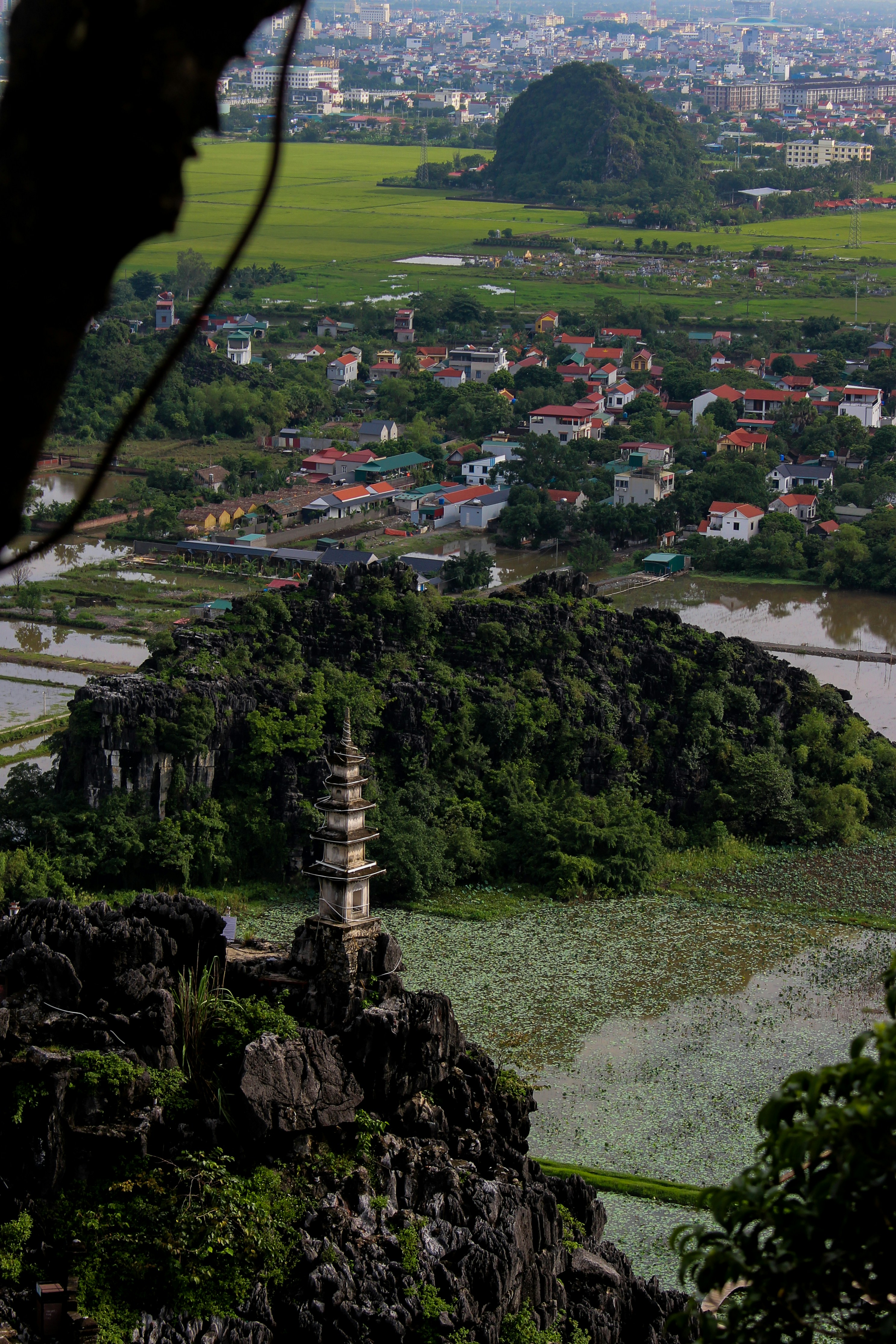 Pagoda en afloramiento rocoso con vistas a la aldea y a los arrozales.