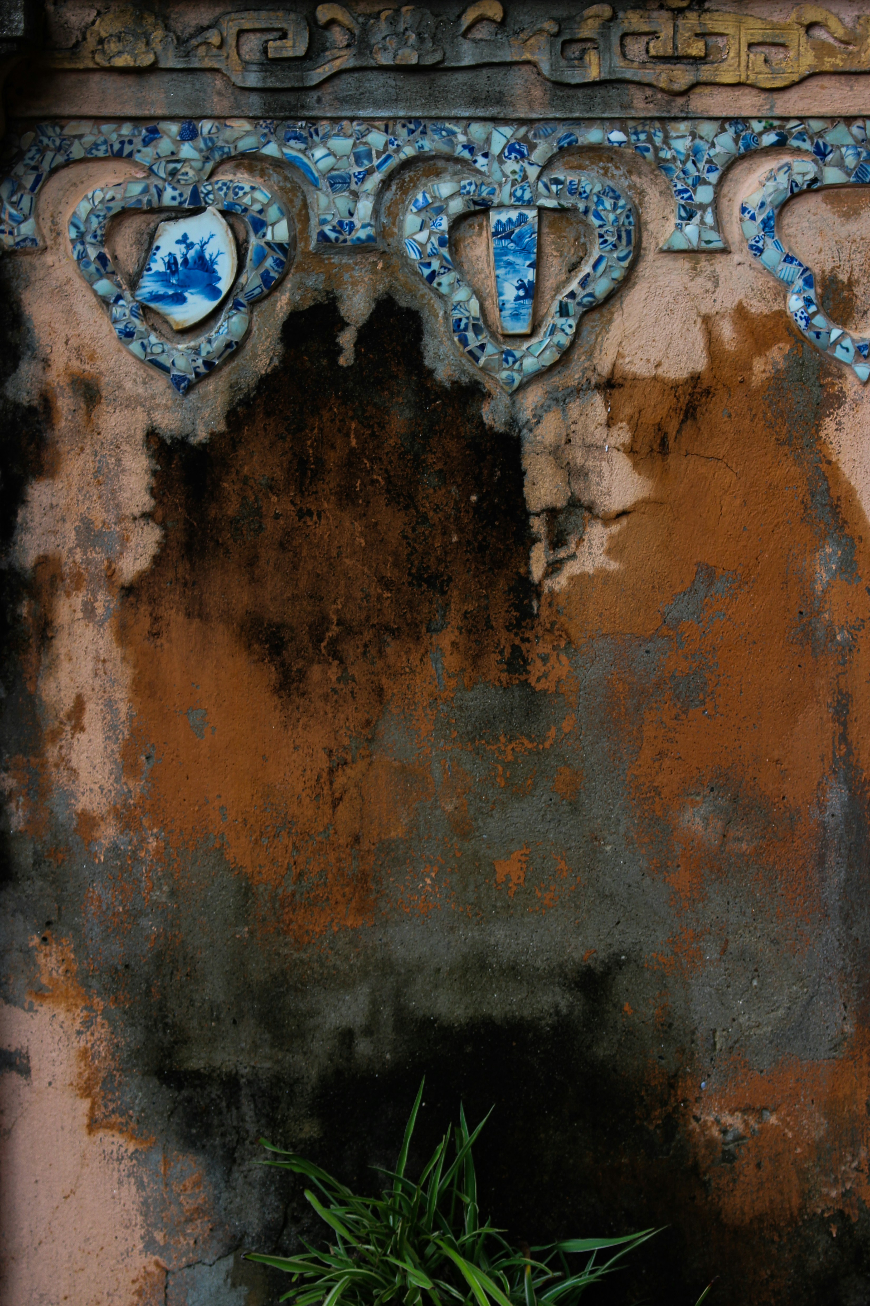 Ornate blue and white ceramic wall details