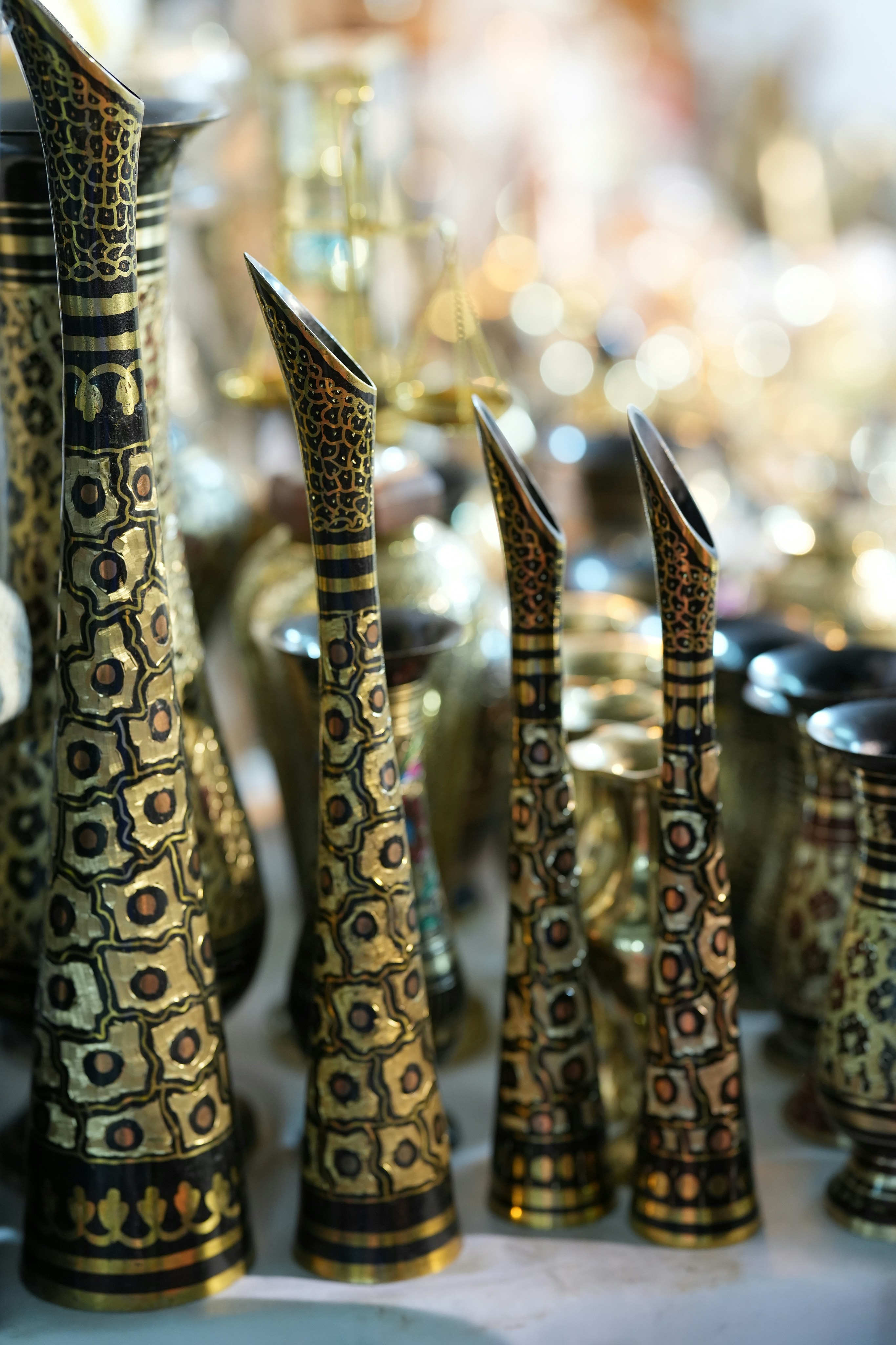 Dekorative Messingvasen mit filigranen Mustern, die zusammen präsentiert werden