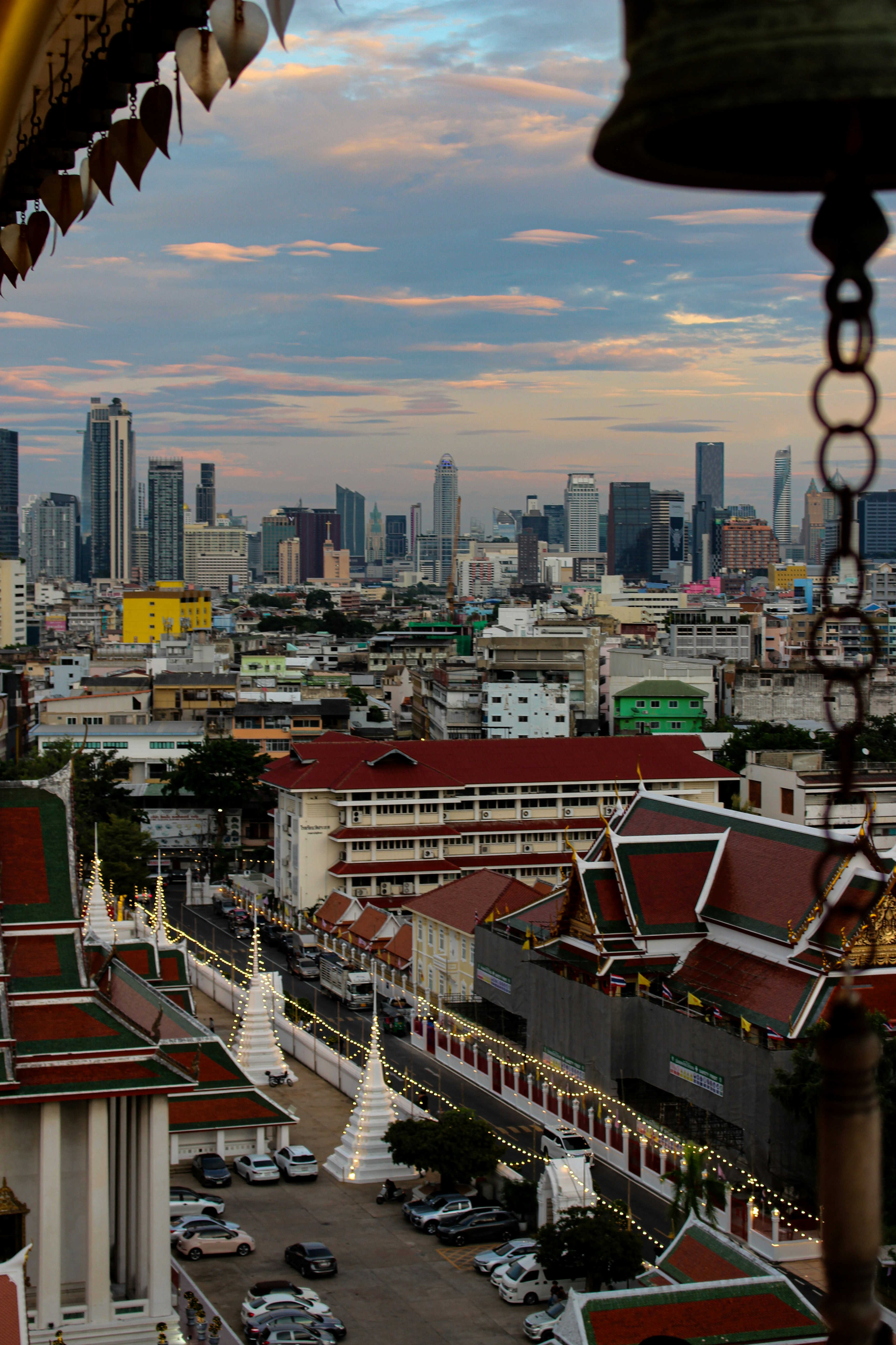 Paisaje urbano con arquitectura tradicional de templos al anochecer.