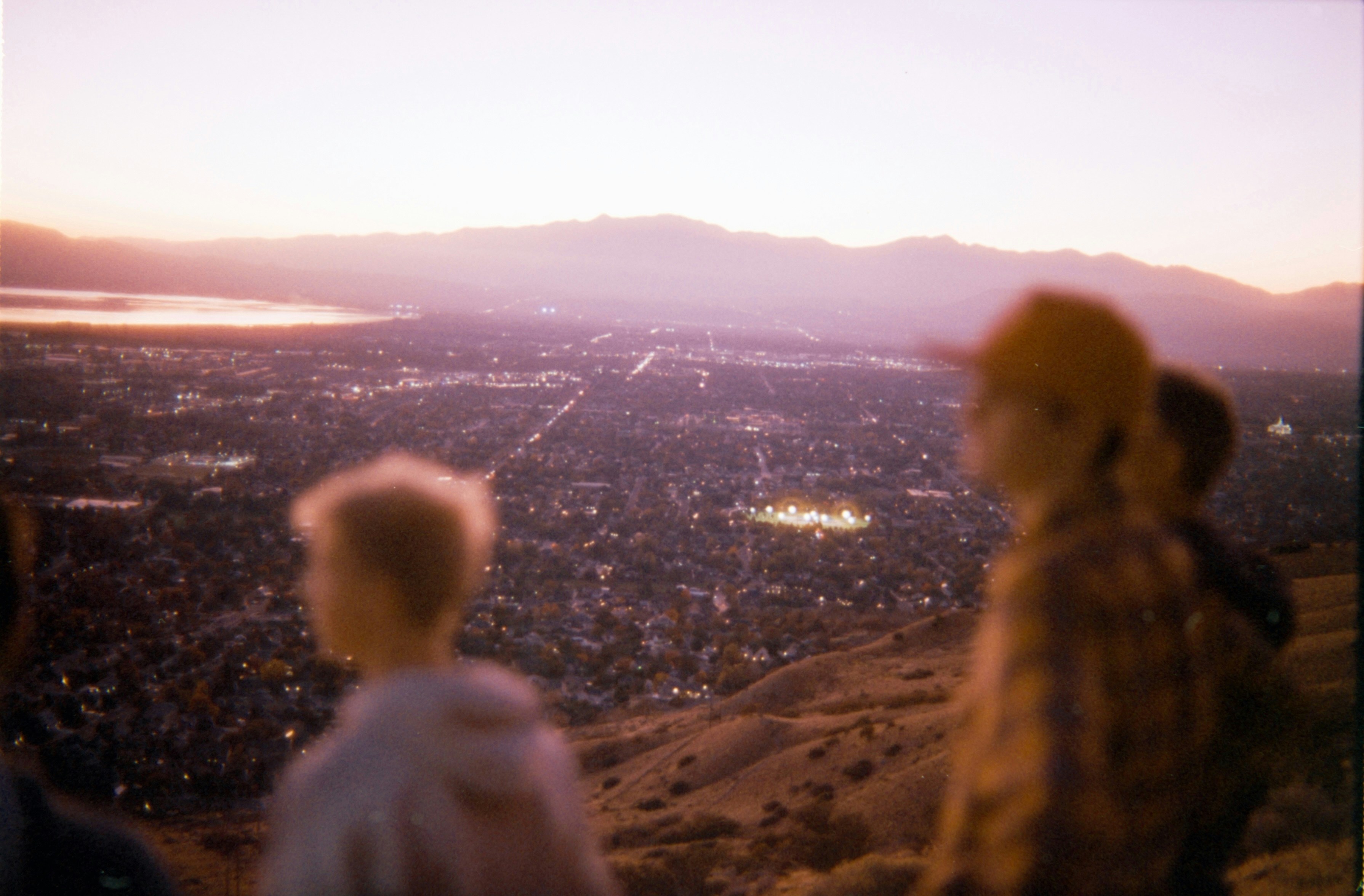 子どもたちが夕暮れの街灯を眺めている