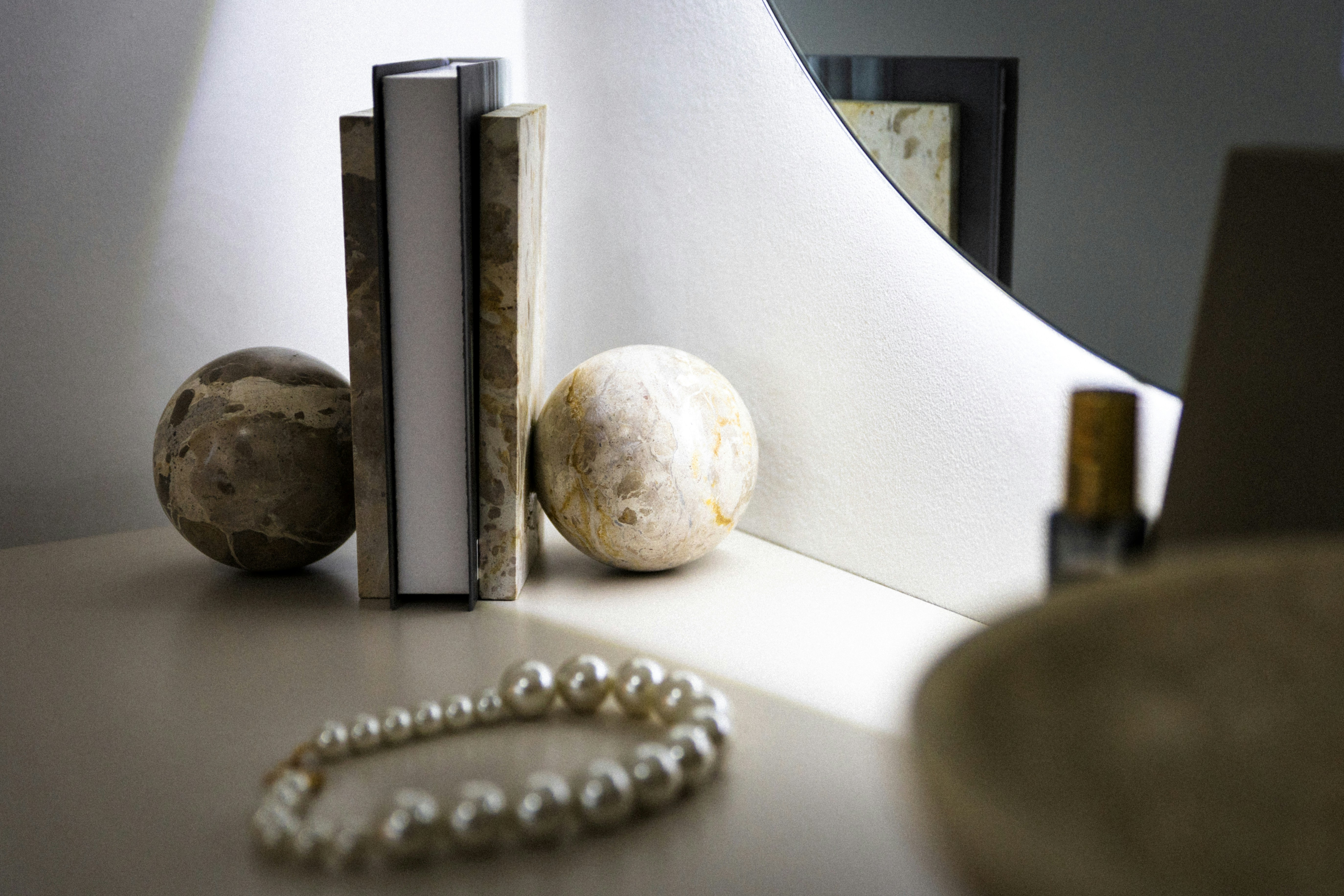 bedroom vanity aesthetic, wallpaper, Bedroom Vanity Mirrors: A Complete Furnishing Guide 4