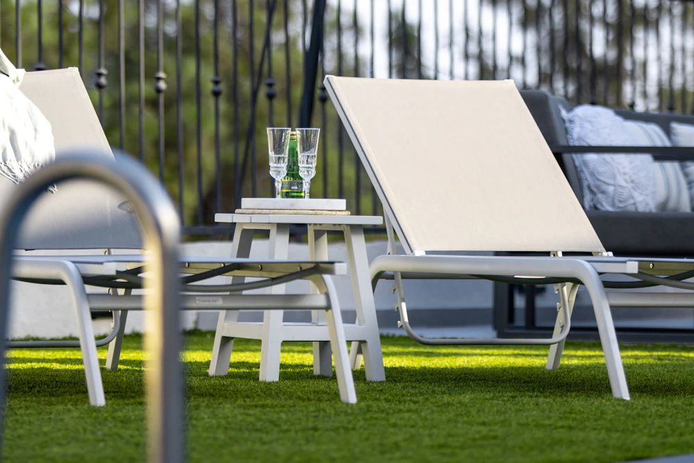 Terraza y alberca con pasto sintético