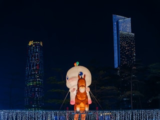 the Guangzhou Spring Festival Lantern Festival mirrors the city itself
