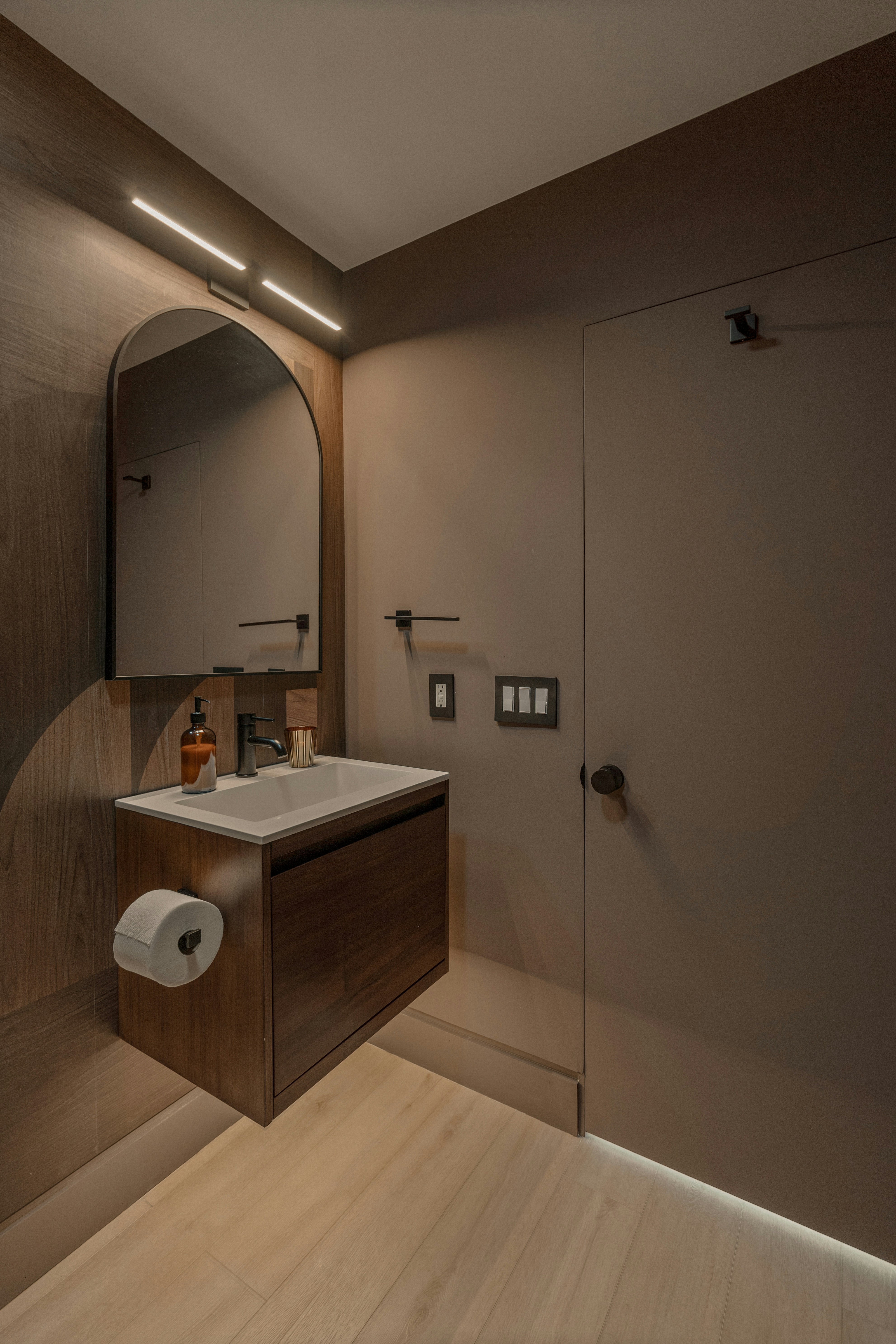 The Evolution of Vanity & Salon Lighting in 2026: Tunable LEDs, Smart Mirrors, and Retail Opportunities