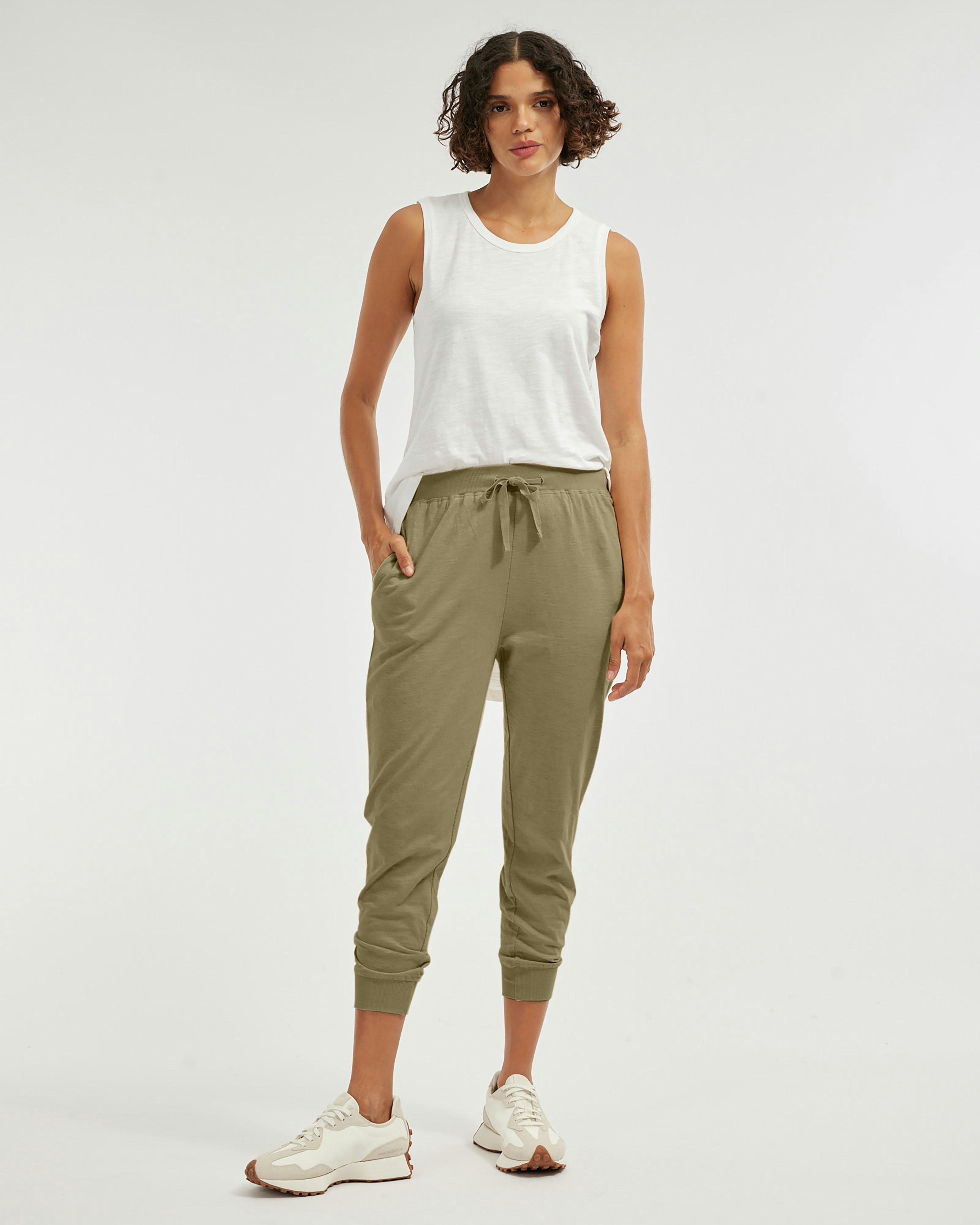 Athleisure sokak stili: beyaz atlet ve haki jogger pantolon kombinasyonu