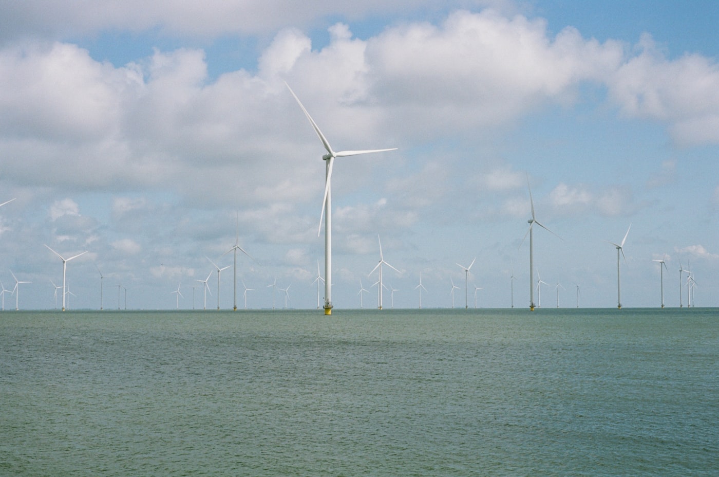 Windräder im Meer unter bewölktem Himmel