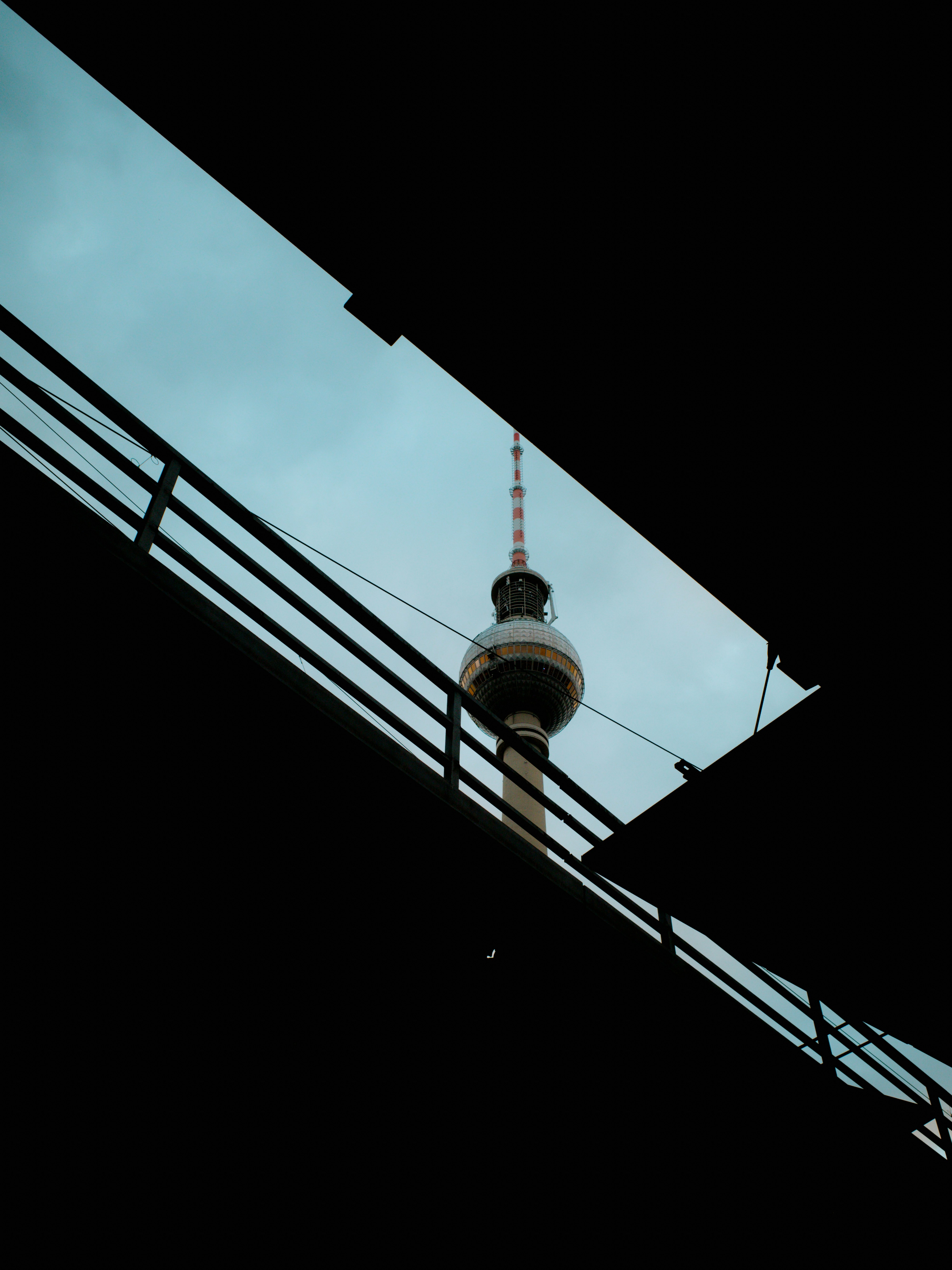 Fernsehturm durch dunkle Strukturen gesehen
