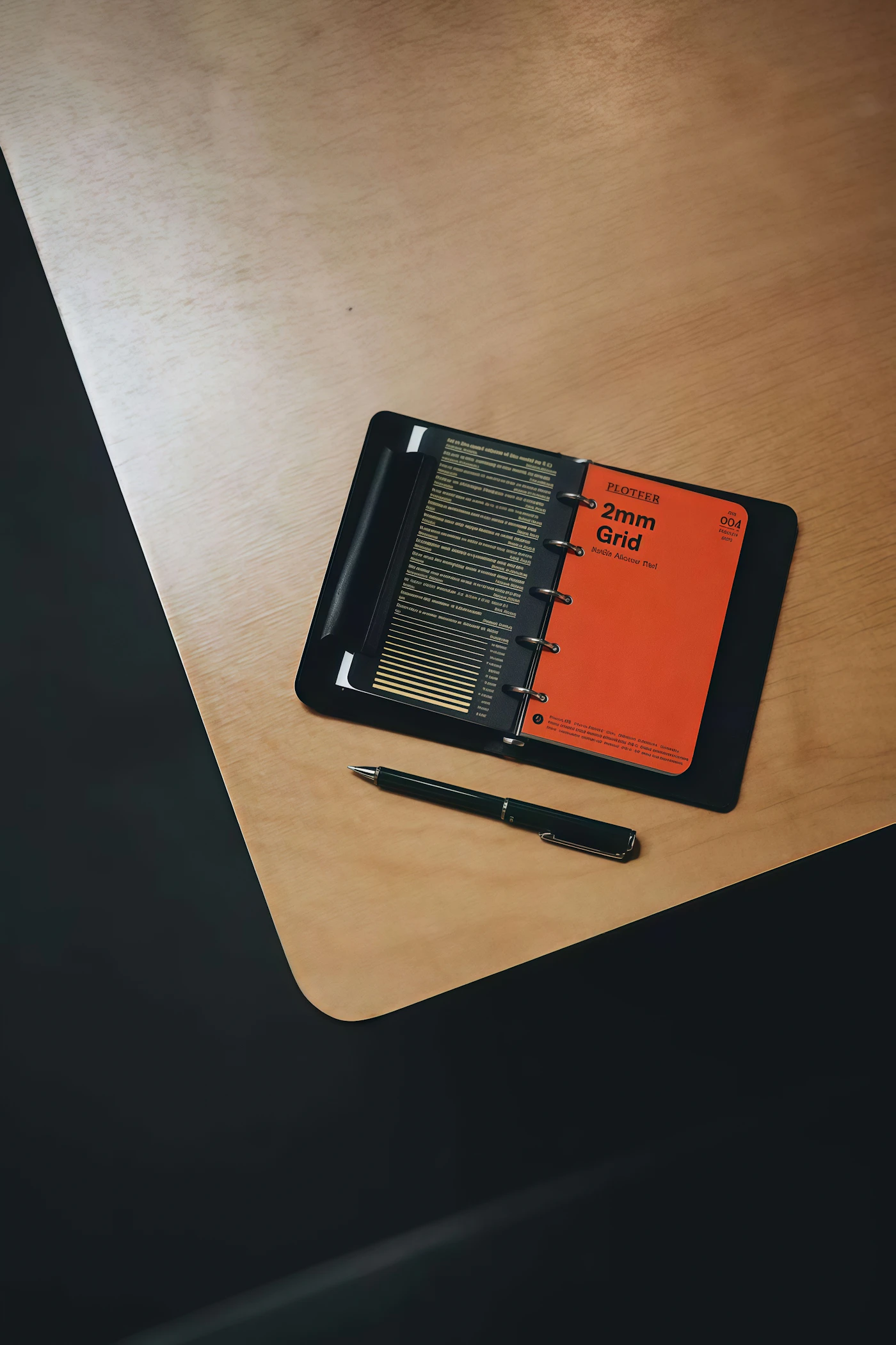 Schreibtisch mit Notizbuch als Symbol für das Sortieren von Mischtypen