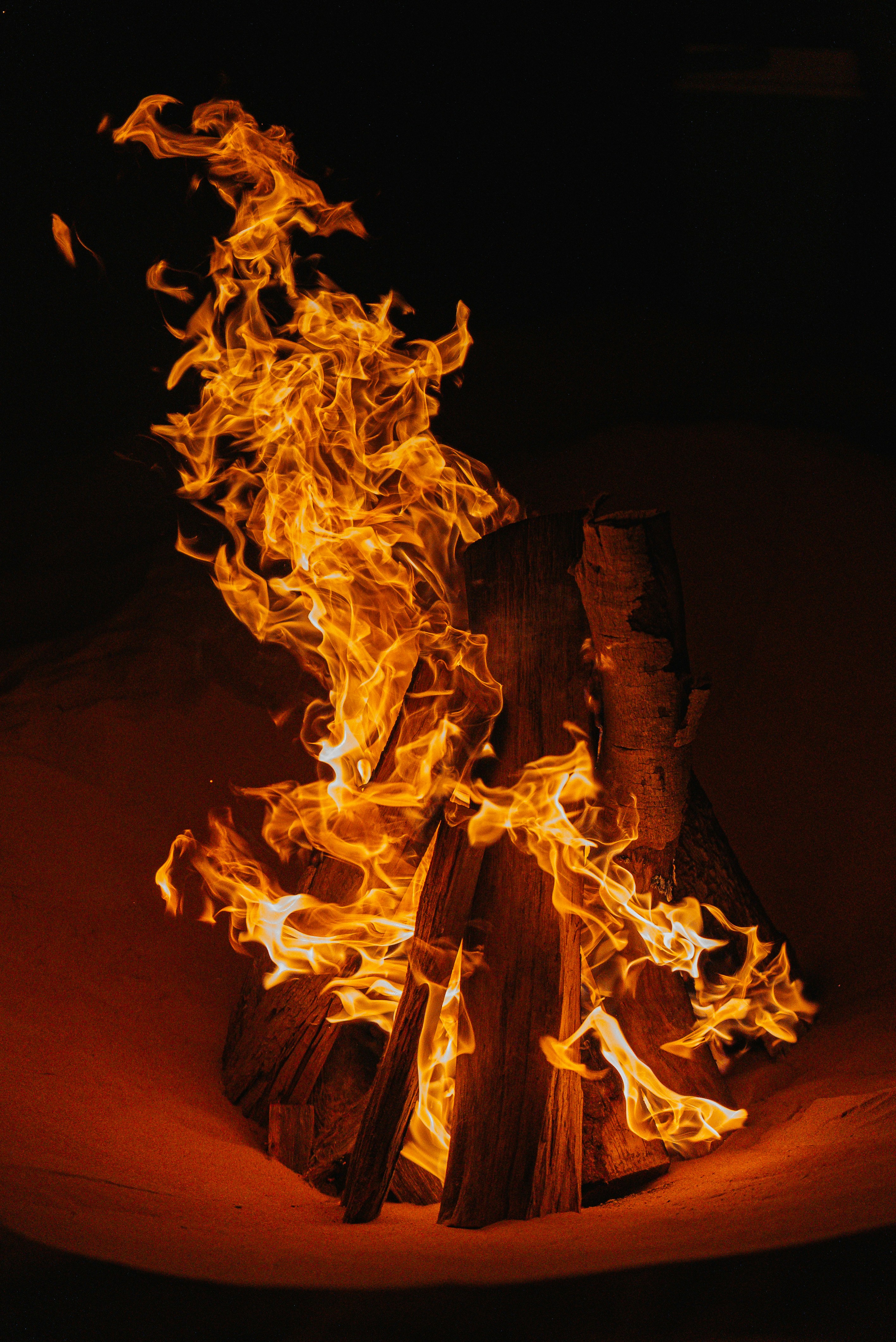 Cozy campfire night glow, ilustrasi artikel Illuminate Your Adventures: The Ultimate Guide to Versatile Camping Lanterns 6