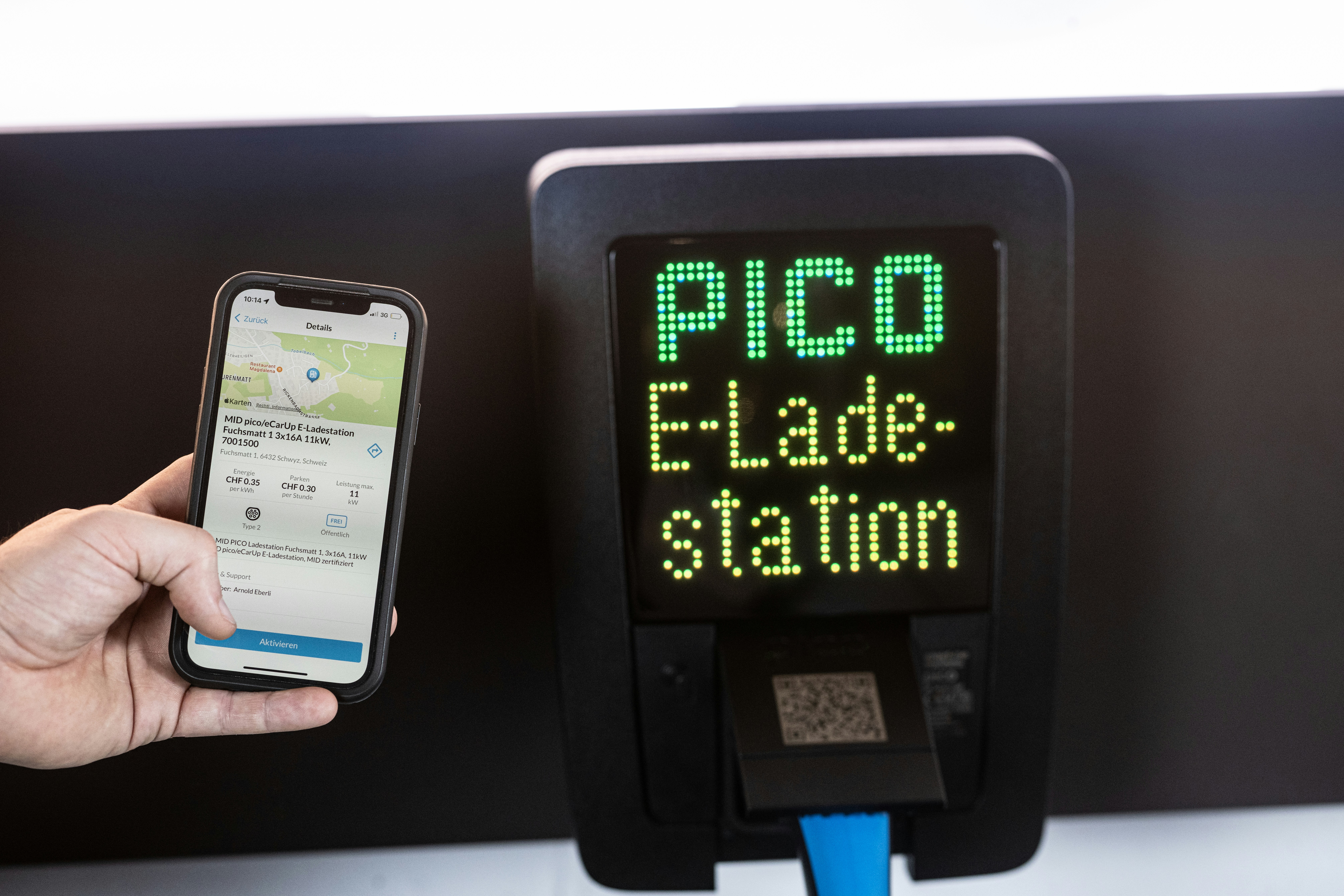 Phone near pico e-lade-station with qr code