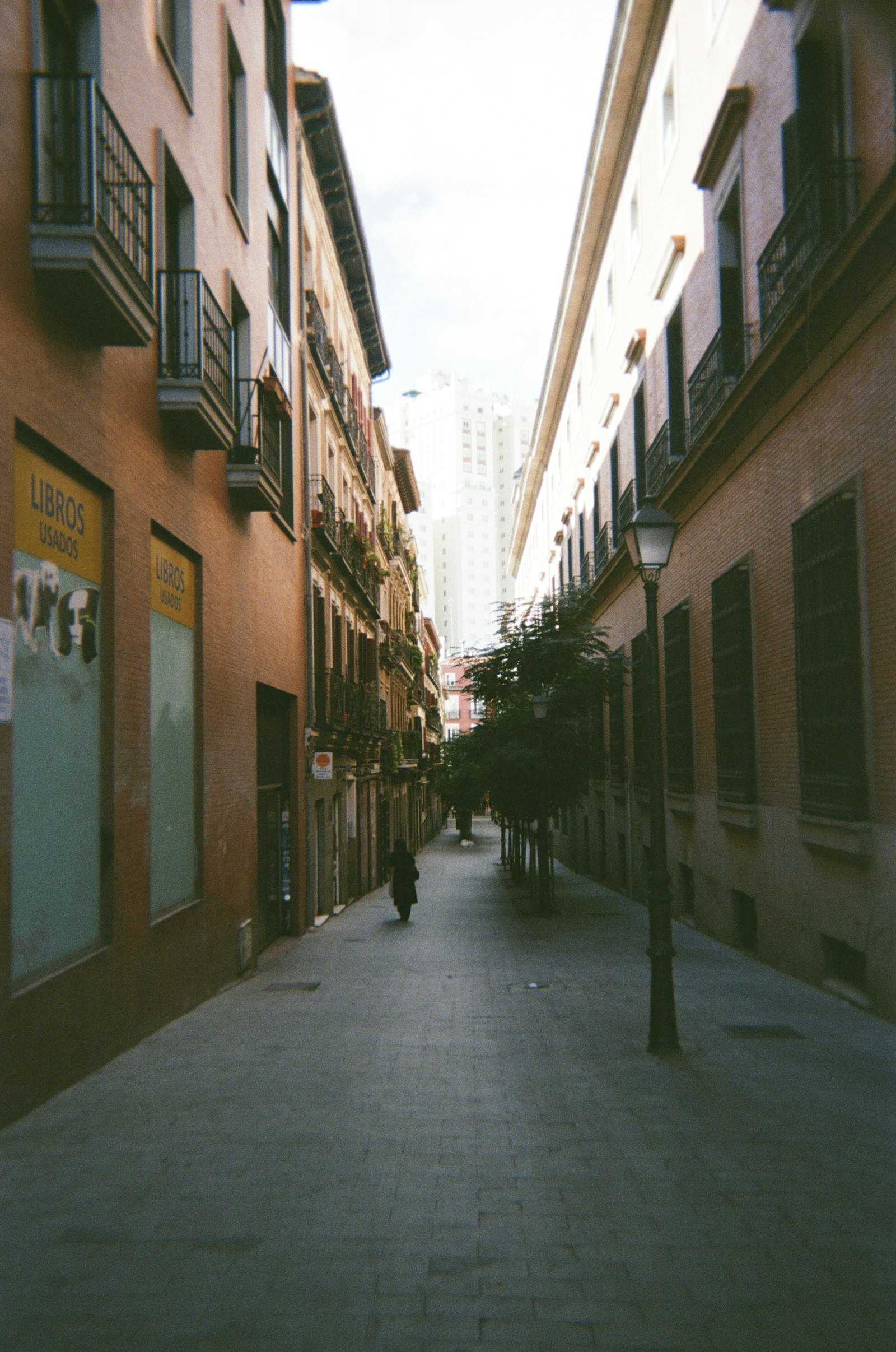 Calle residencial de Madrid con edificios de viviendas y árboles