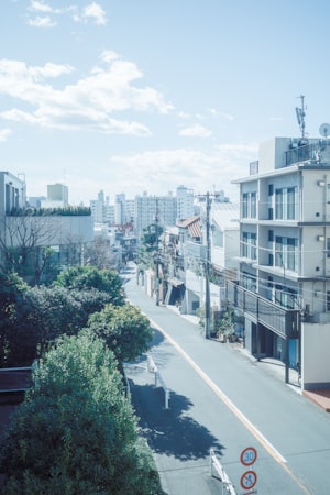 電卓とお金で資金計画を検討する様子