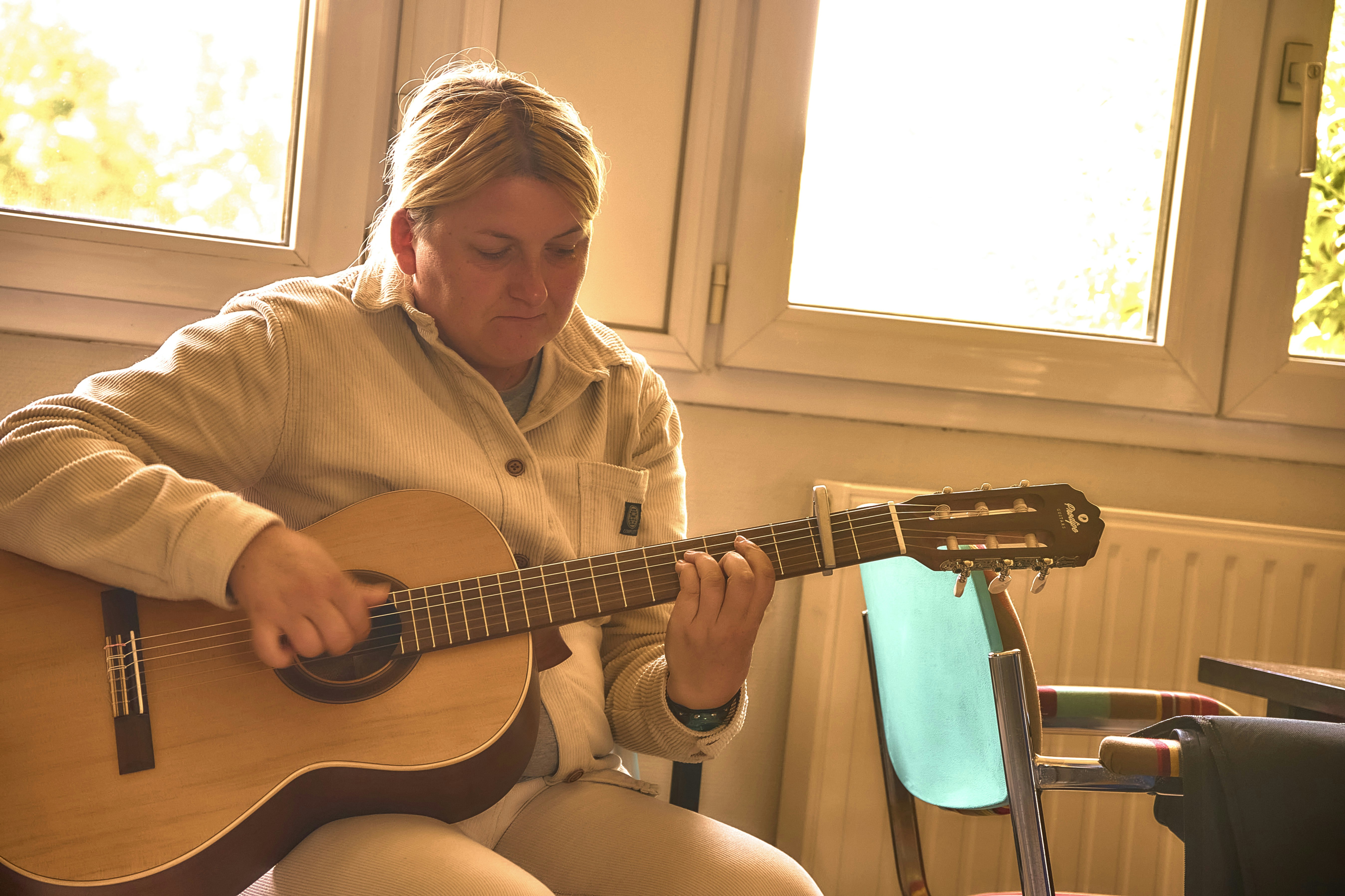 뇌의 가소성을 자극하는 새로운 경험과 학습을 상징하는 추상적인 이미지