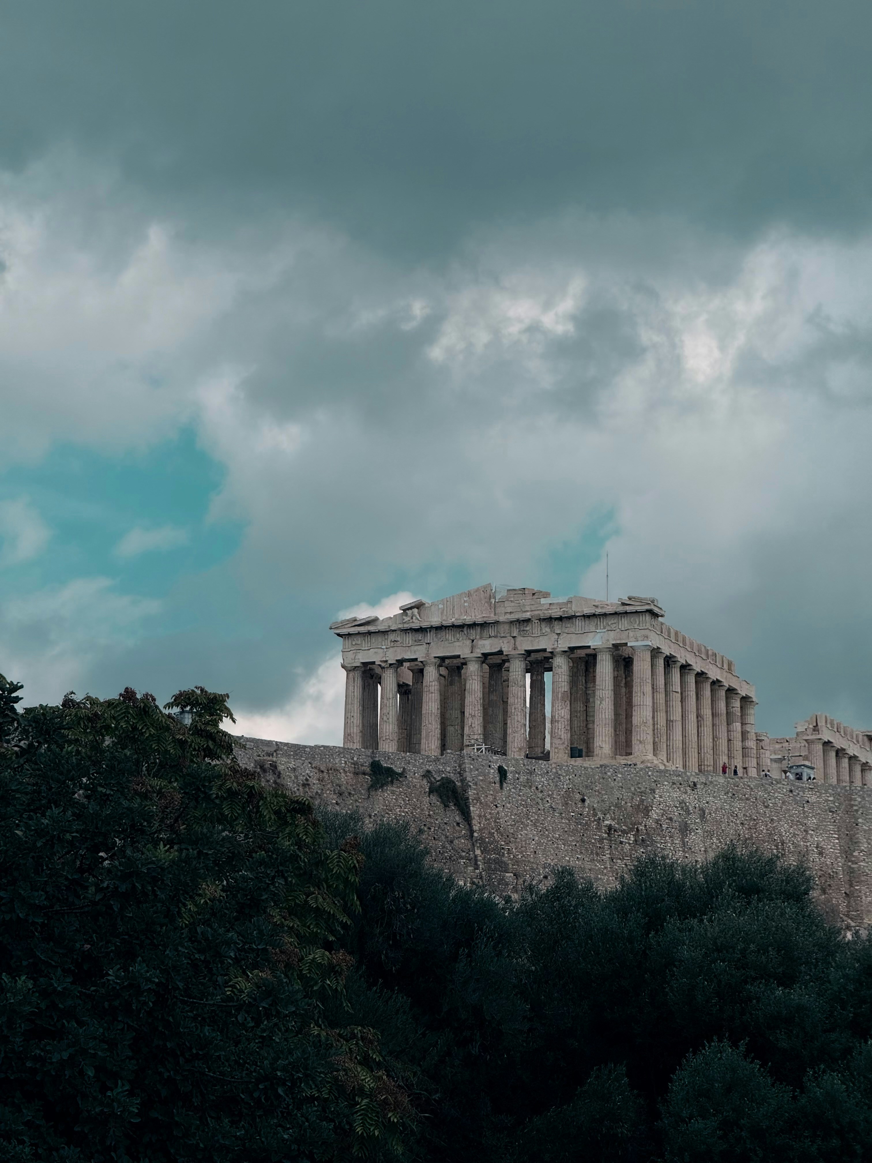 Altgriechischer Parthenon-Tempel auf einem Hügel.