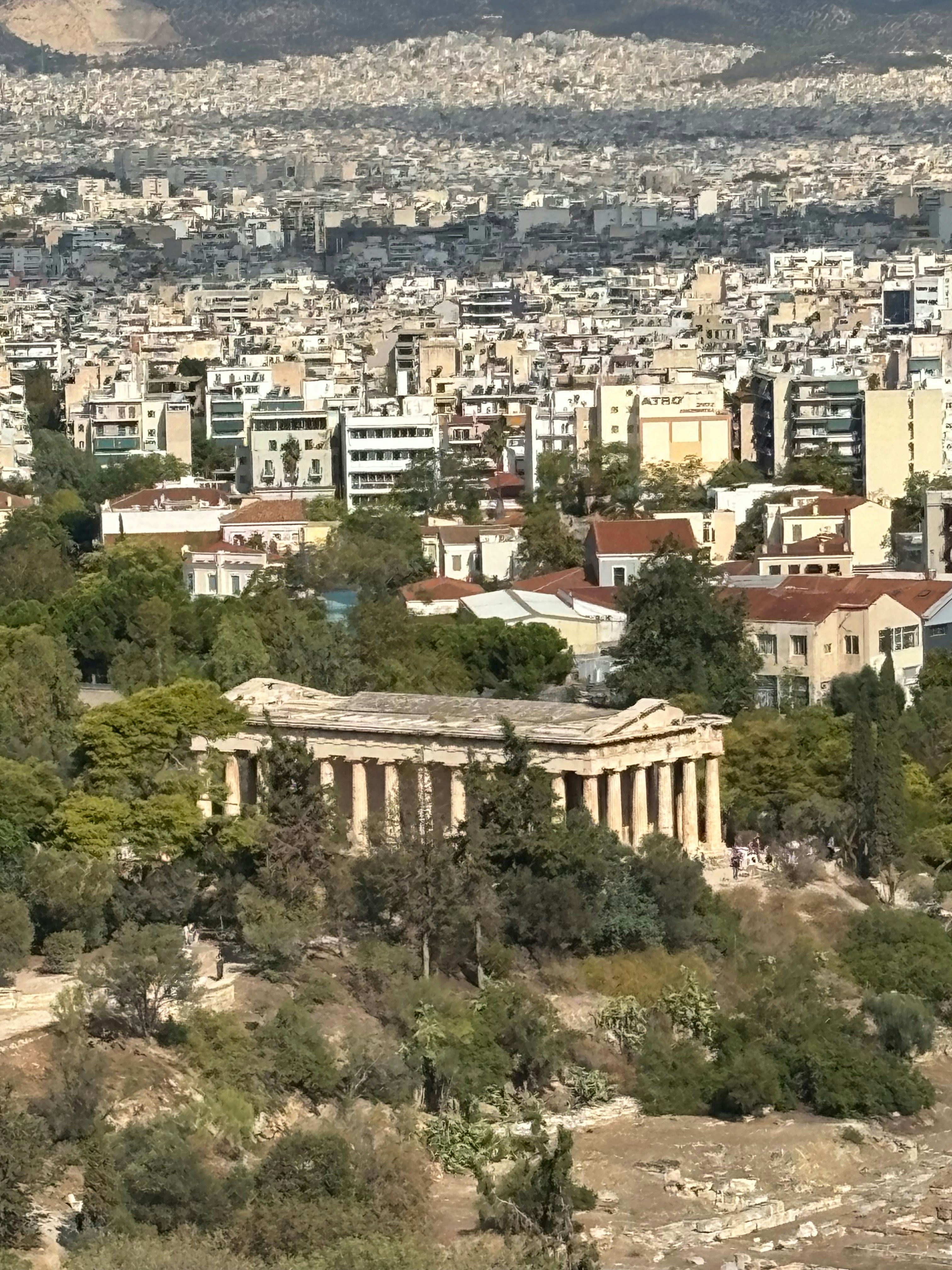 Antiker griechischer Tempel mit Hintergrund der Stadtsilhouette