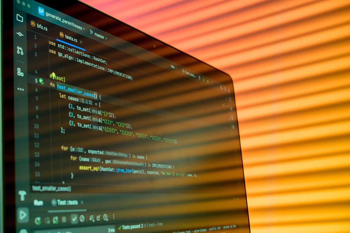 Pantalla de computadora con codigo fuente en un editor de programación