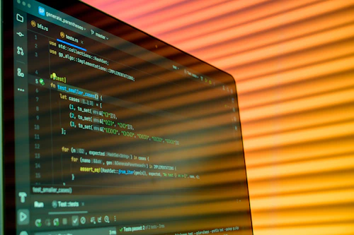 Pantalla mostrando líneas de código de software