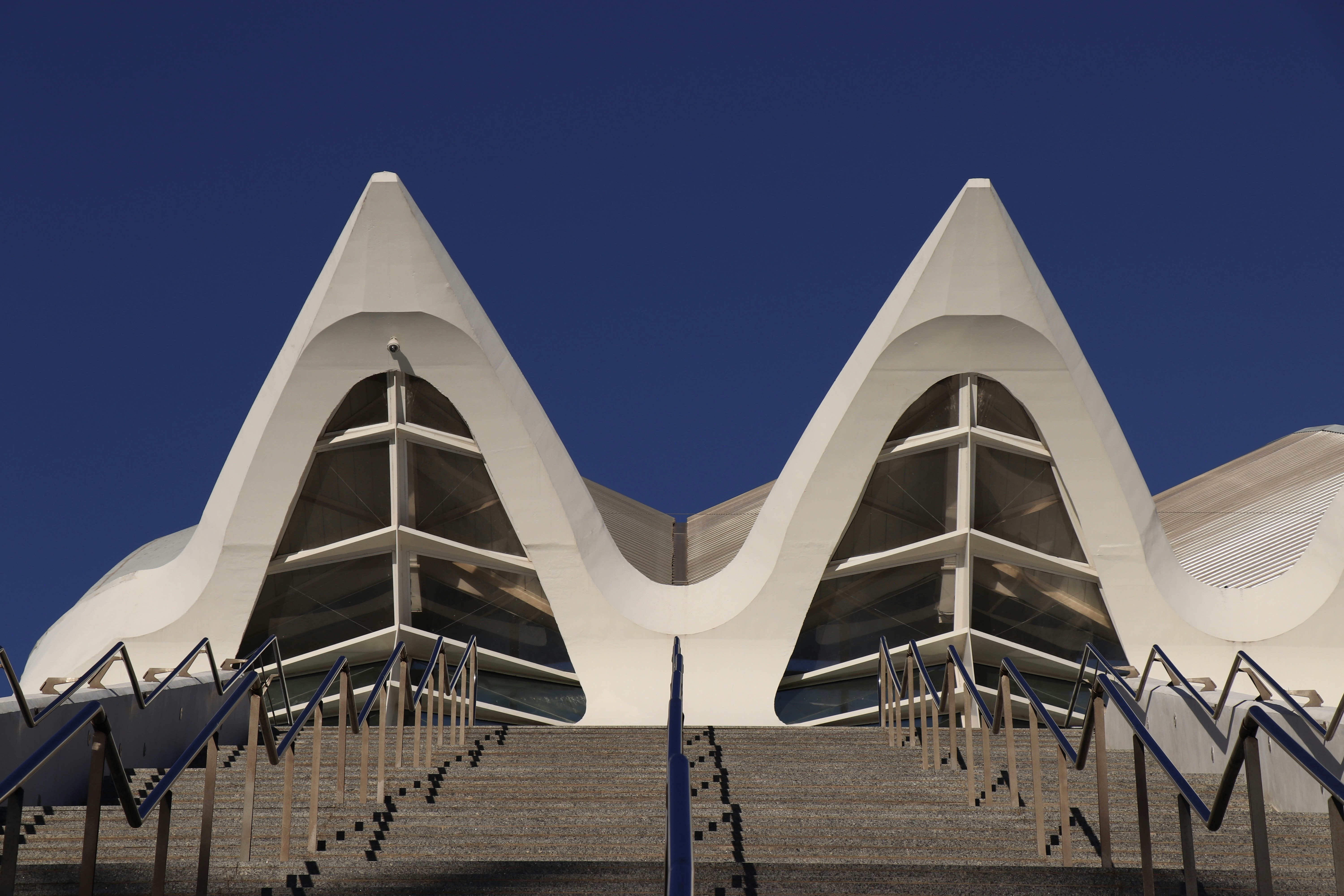 Arquitectura moderna con techo blanco distintivo contra cielo azul