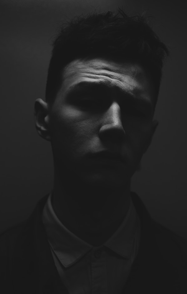 톰포드 오드우드 스타일링 &mdash; 어두운 조명 속 묘스터리한 남성의 관능미