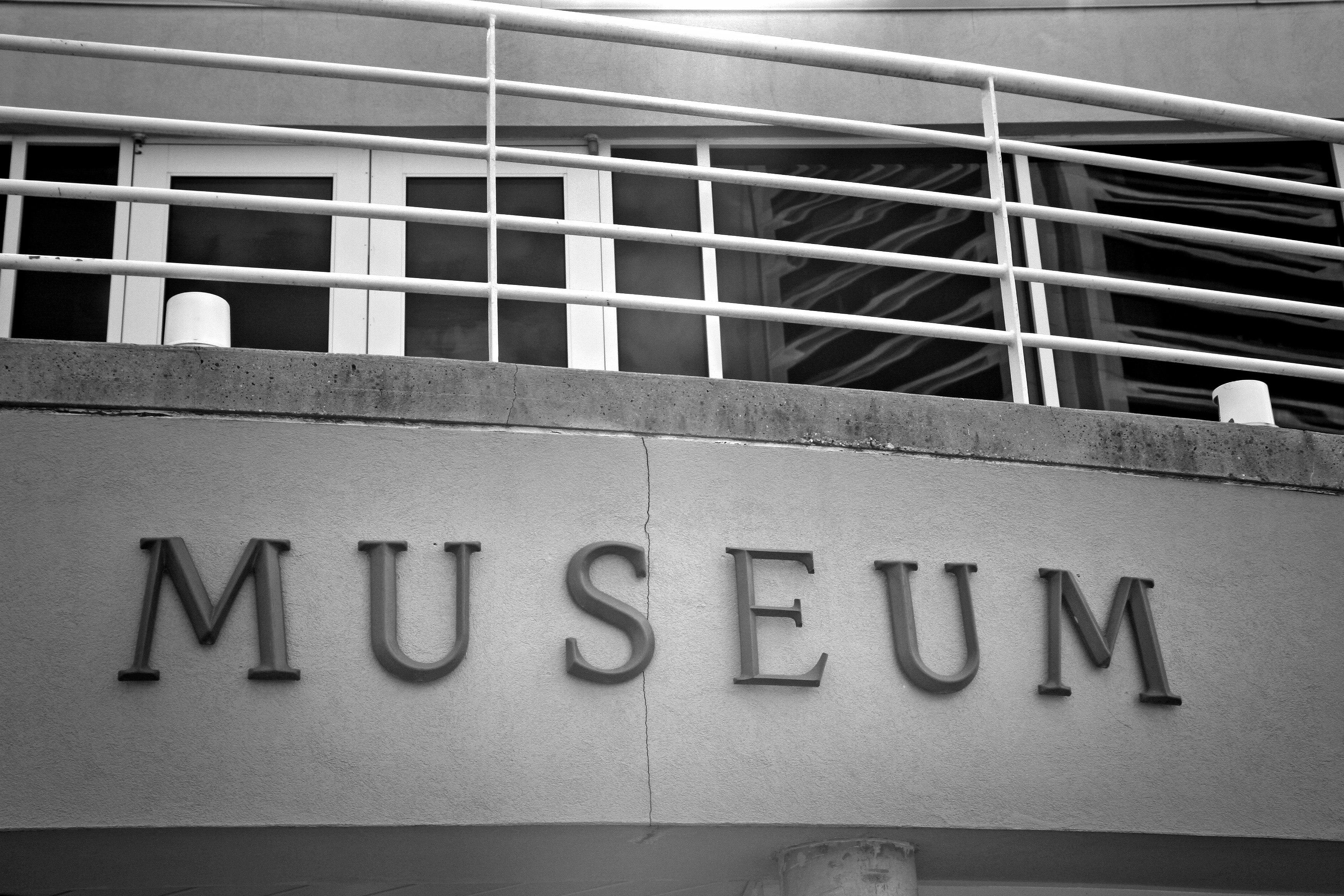Kata museum ditampilkan di sebuah bangunan.