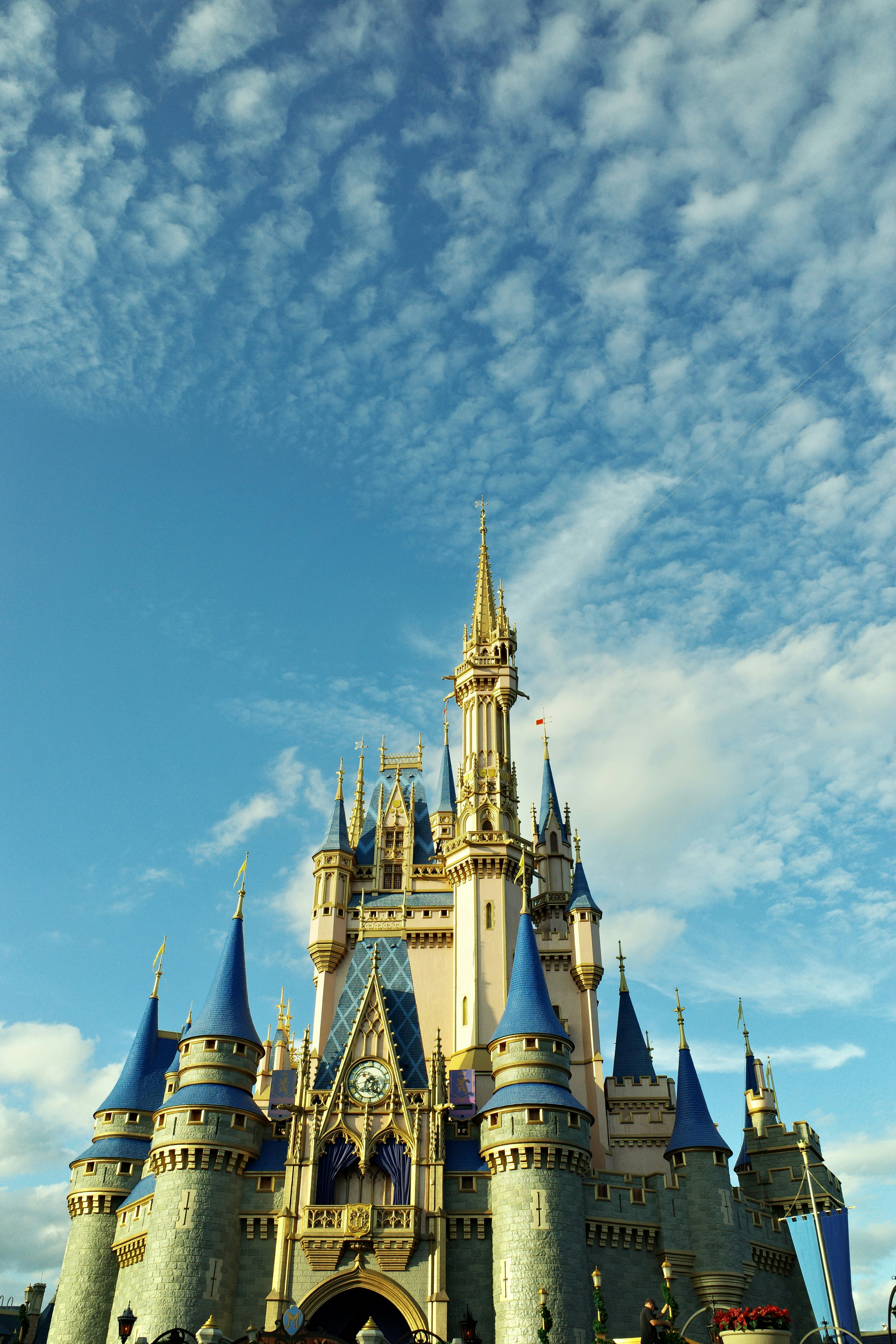 Un castello da favola con torrette blu sotto un cielo nuvoloso