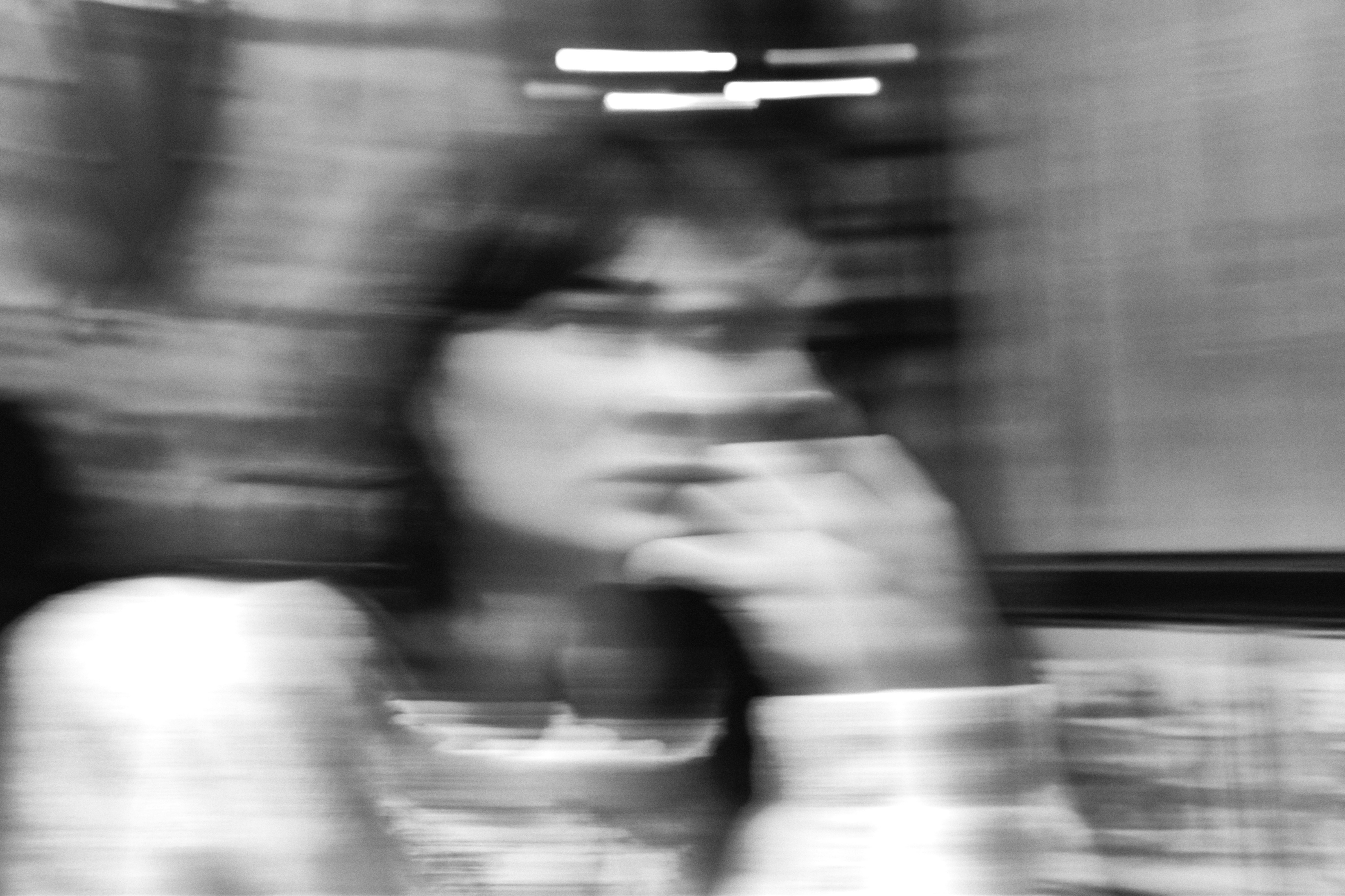 Ofis ortamında masasında oturan, başarılarına rağmen kendini yetersiz hisseden ve endişeli görünen bir iş insanı; imposter sendromu ve özgüven eksikliği konsepti.