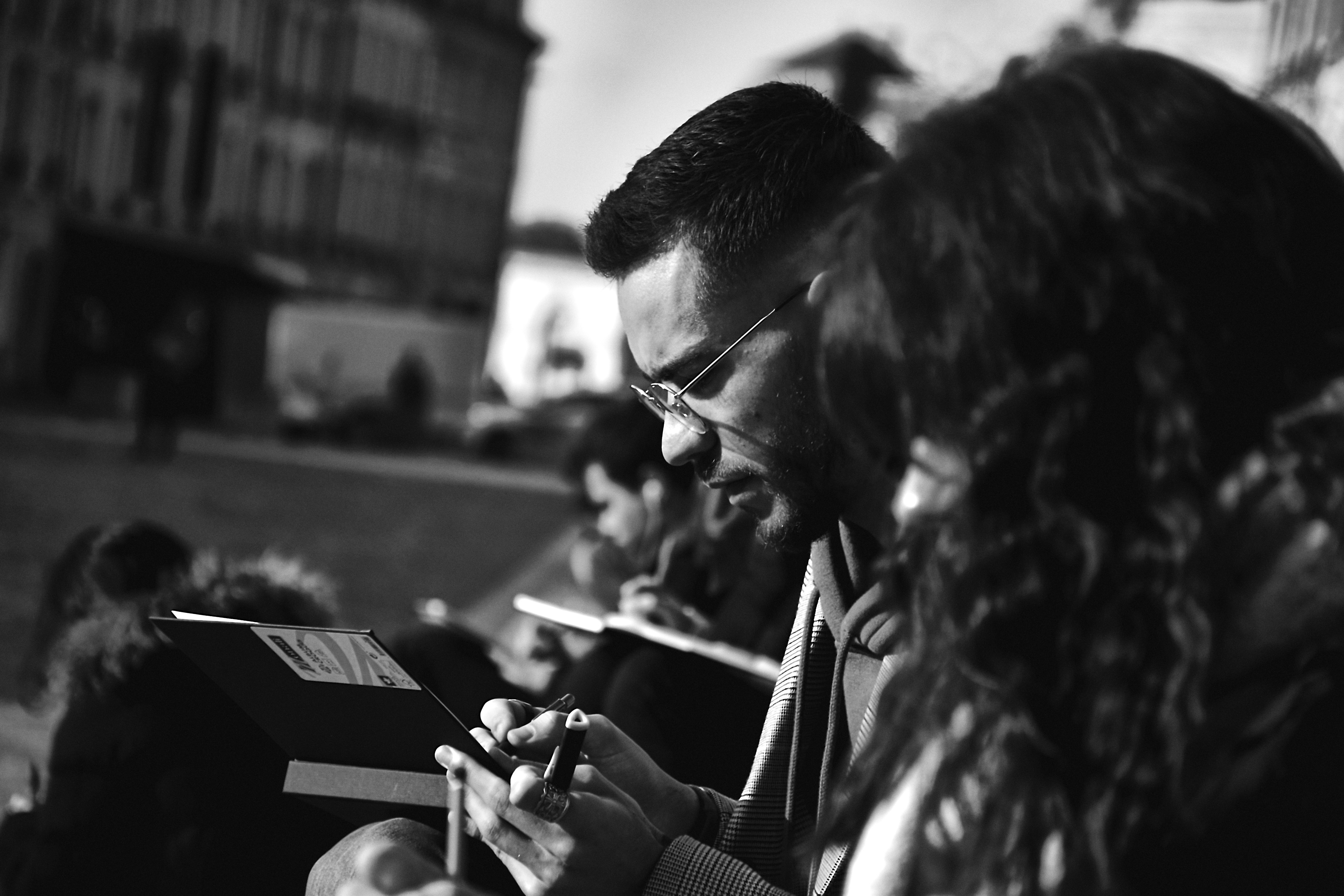 Gente mirando sus móviles al aire libre