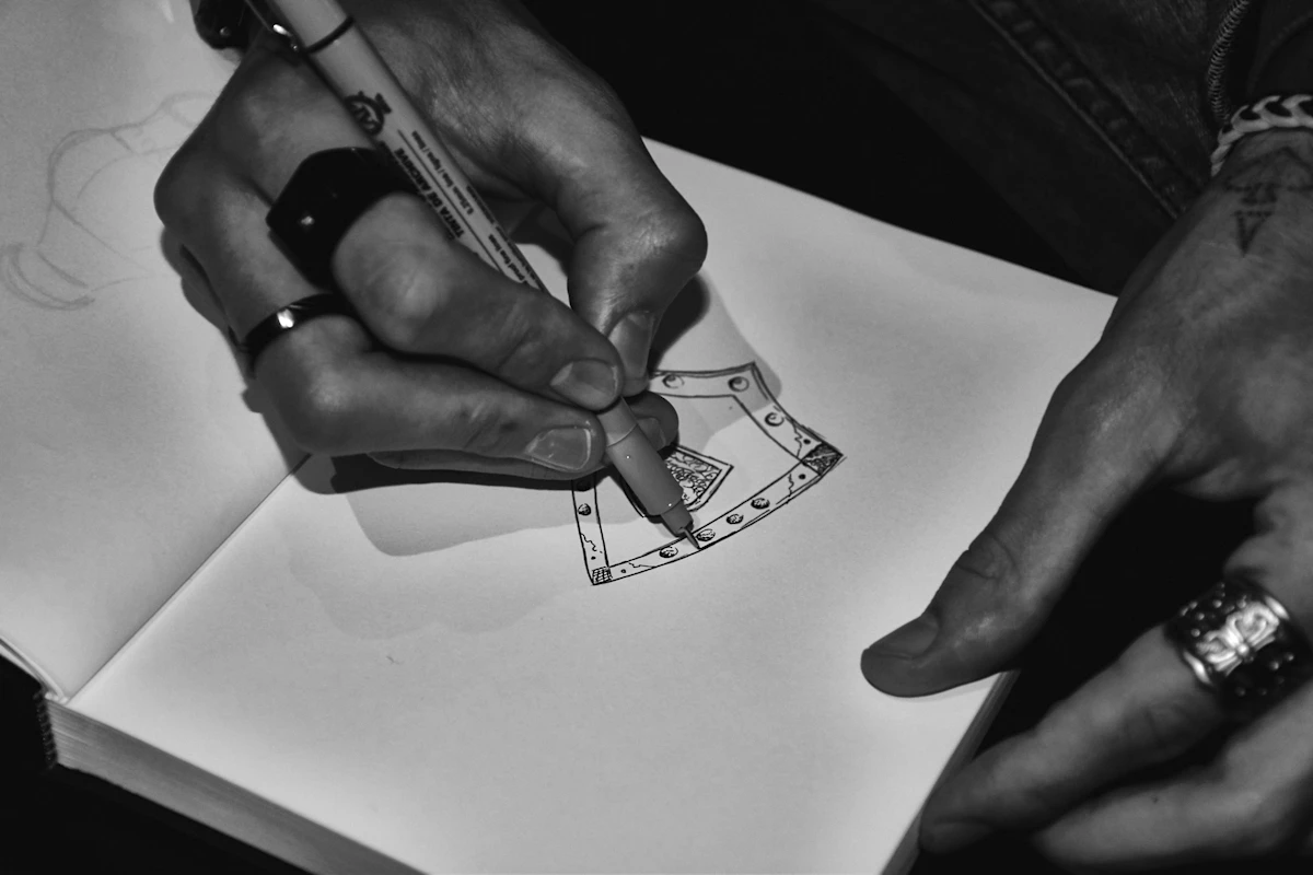 Tangan menggambar rancangan logo di buku sketsa