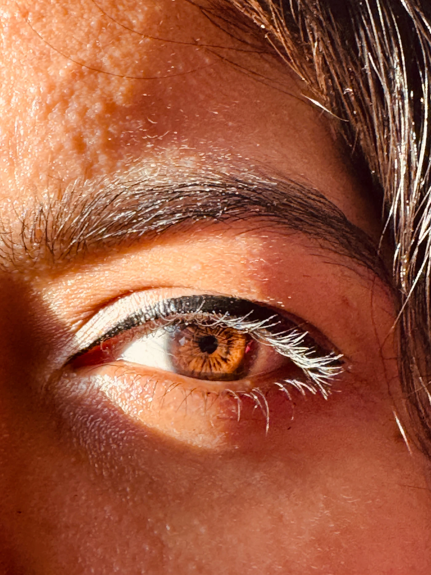 Combler les rides du regard : comment un soin yeux stimule sa propre production d'acide hyaluronique