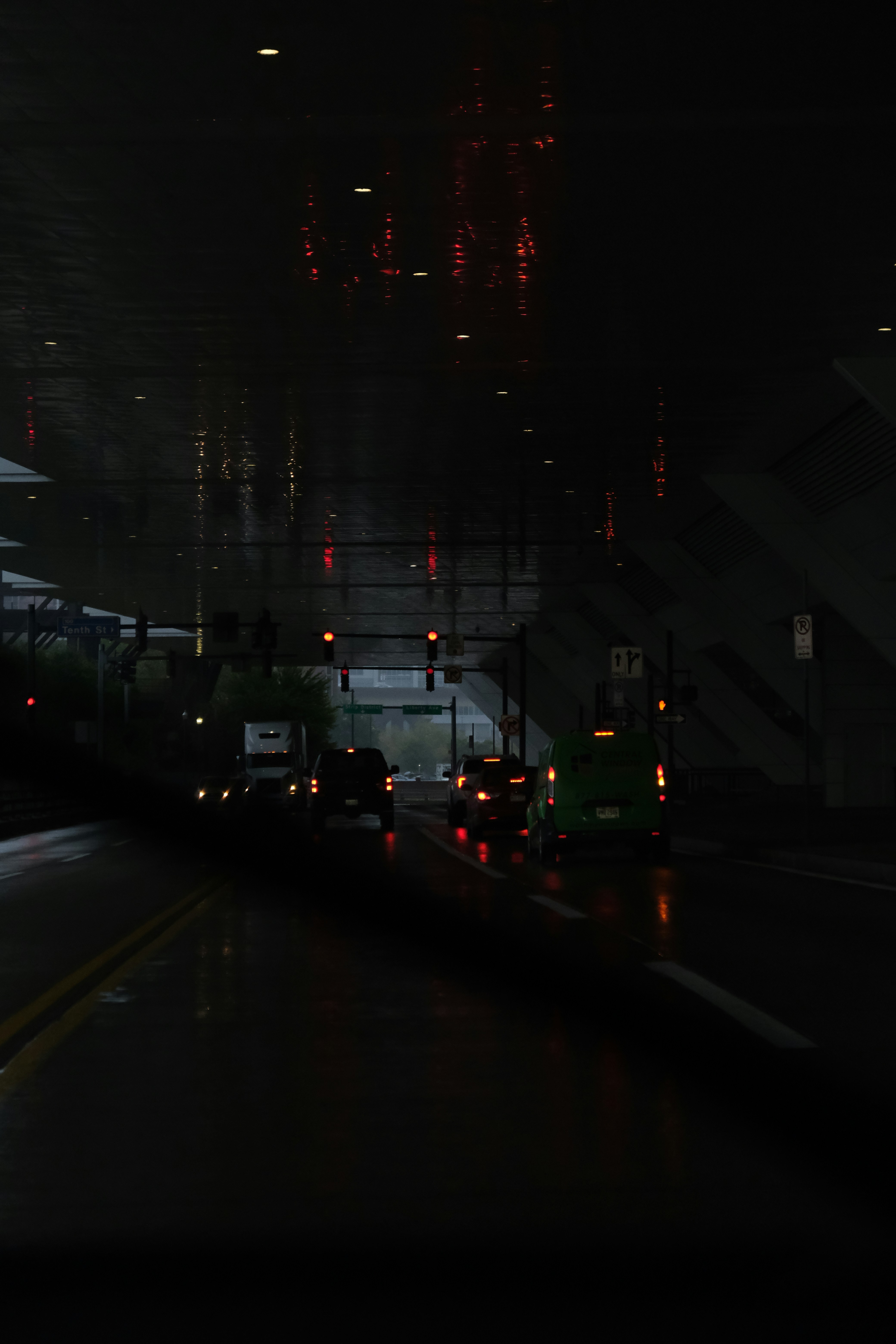 Autos, die nachts auf einer nassen Straße fahren.