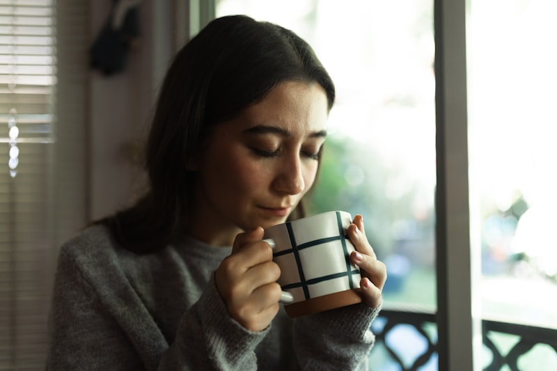 Vrouw in zacht ochtendlicht met thee